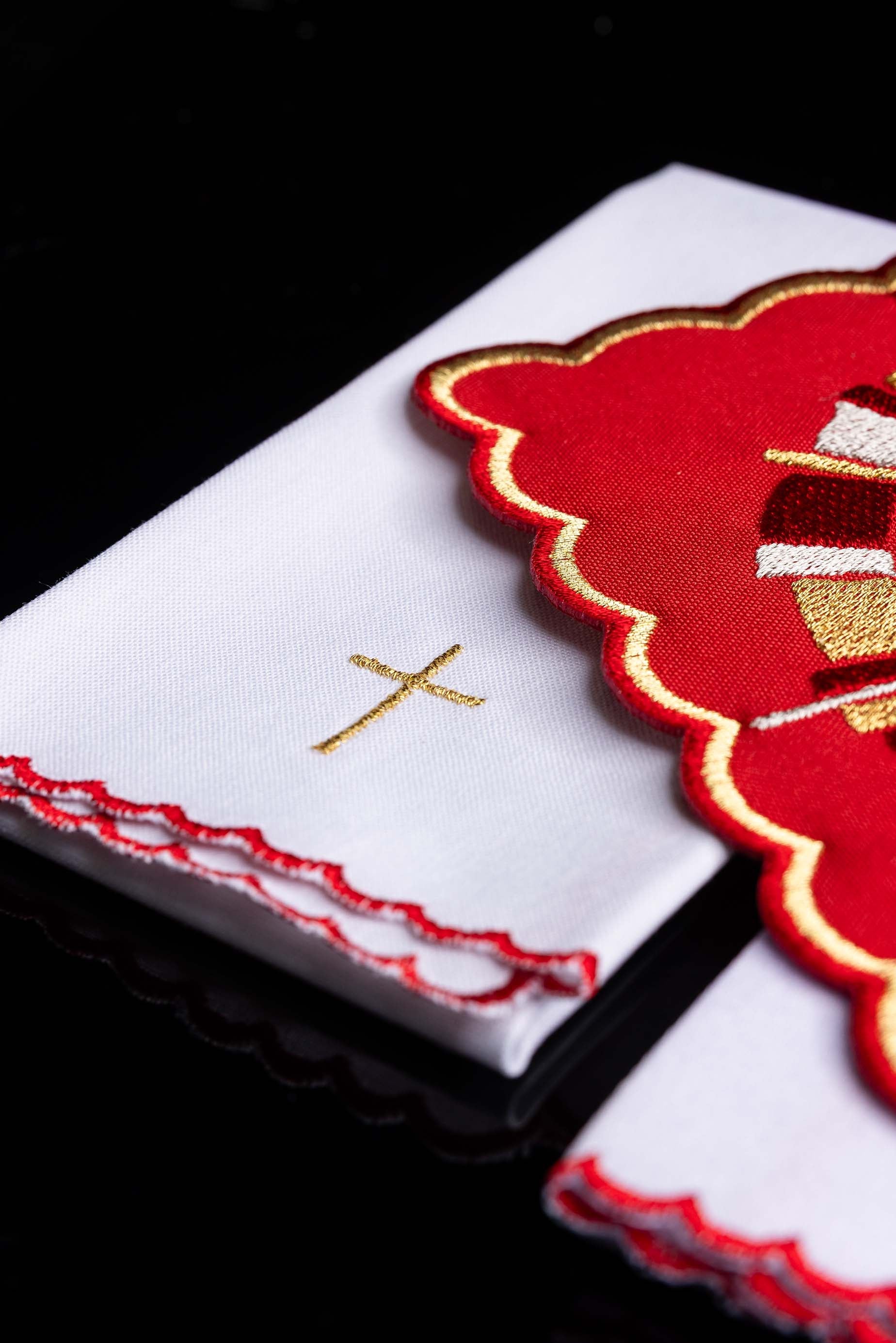 Conjunto de alfaias litúrgicas vermelho com bordado do Espírito Santo