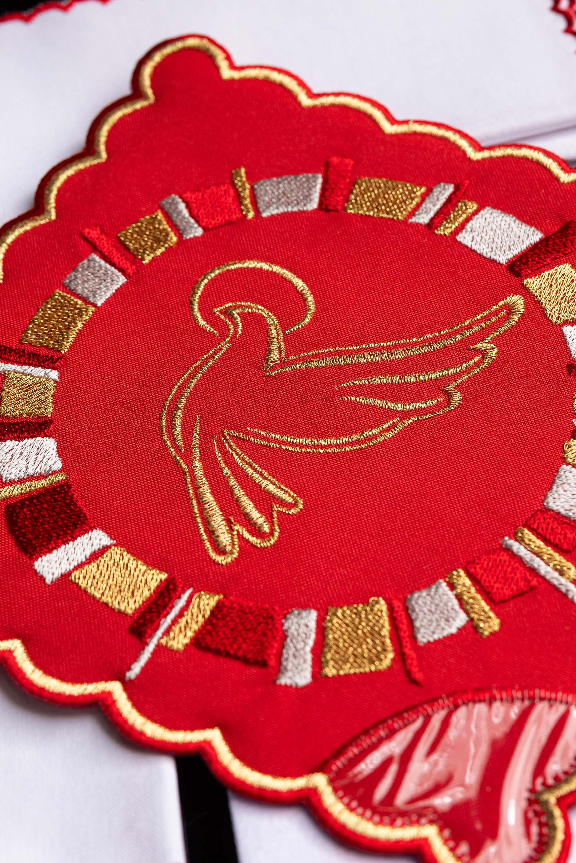 Conjunto de alfaias litúrgicas vermelho com bordado do Espírito Santo