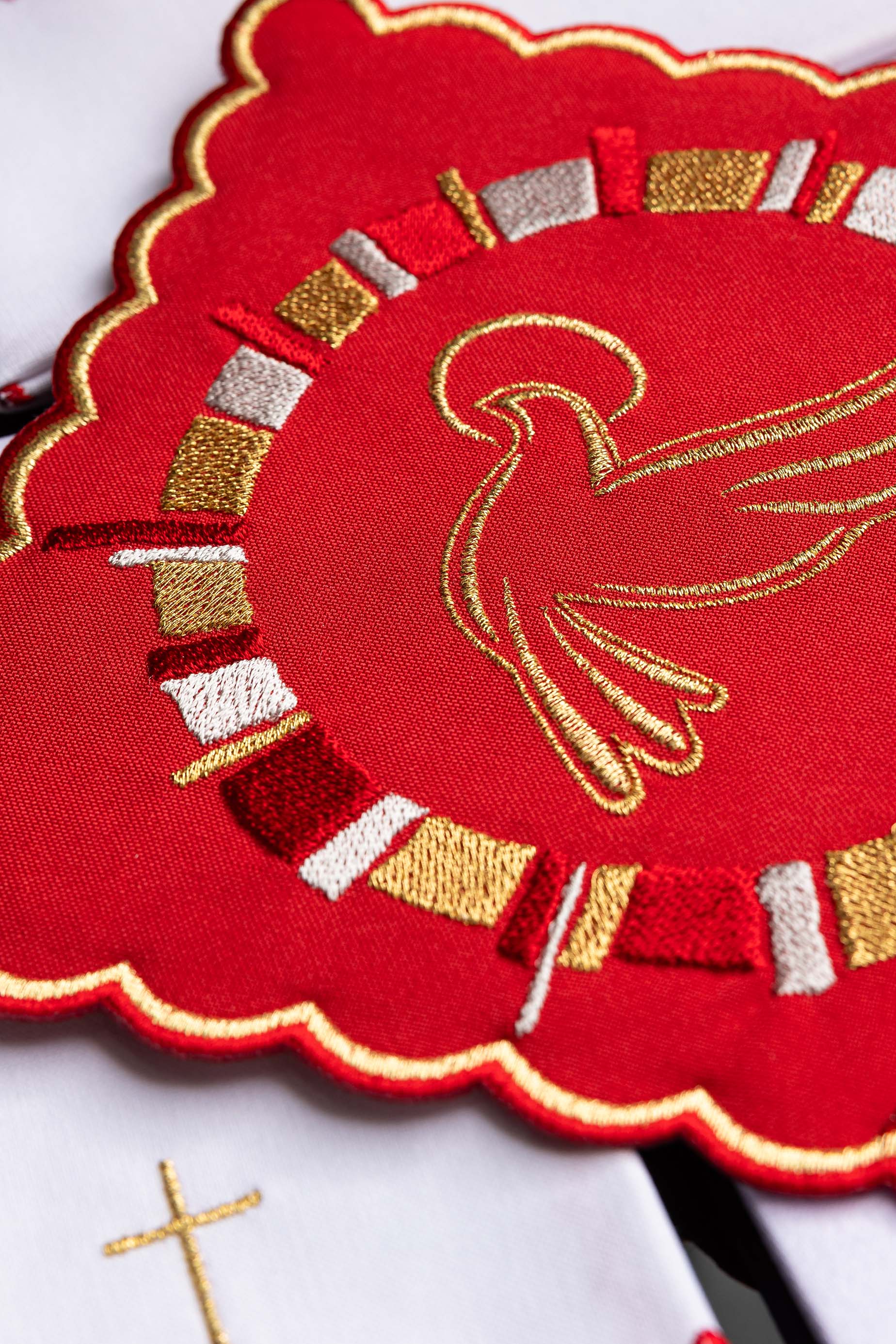 Conjunto de alfaias litúrgicas vermelho com bordado do Espírito Santo