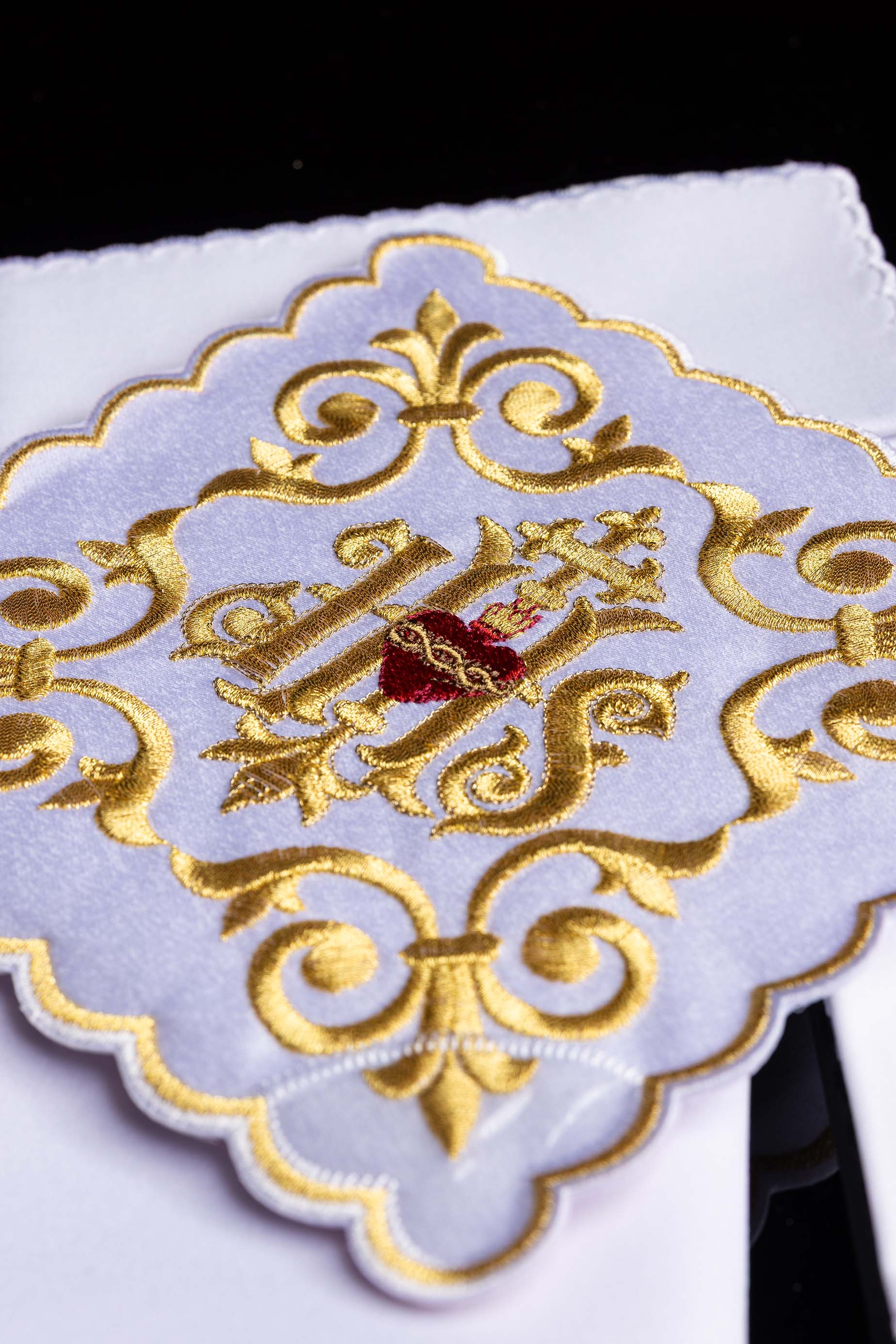Conjunto de alfaias litúrgicas com bordado IHS dourado