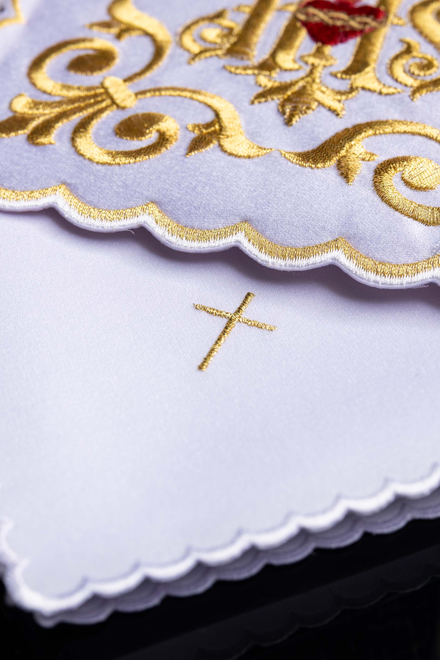 Conjunto de alfaias litúrgicas com bordado IHS dourado