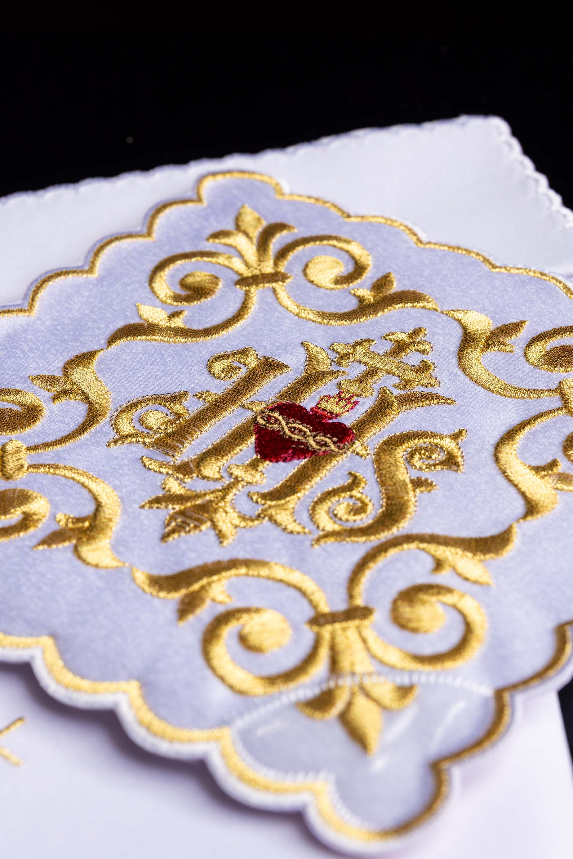 Conjunto de alfaias litúrgicas com bordado IHS dourado