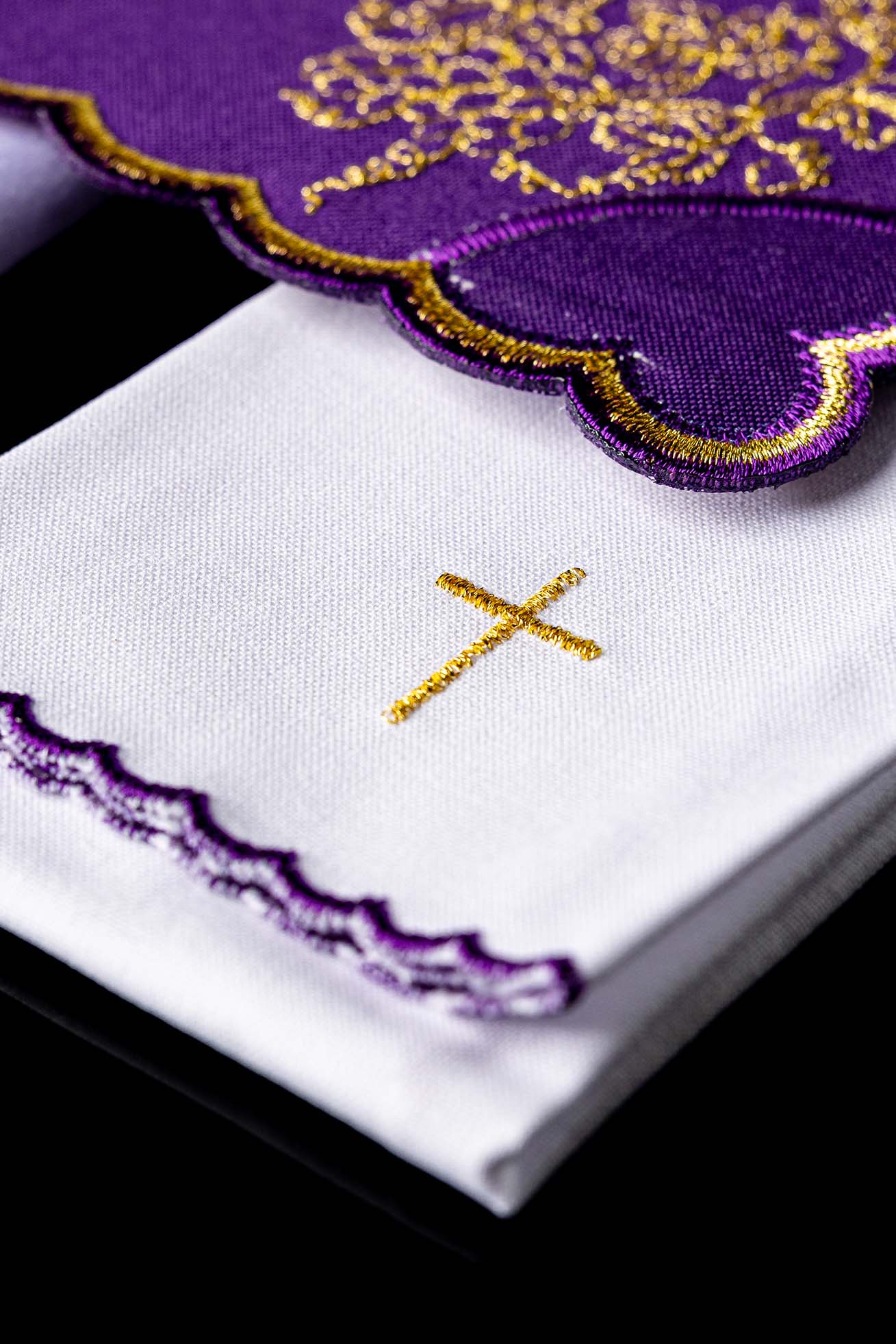 Conjunto de alfaias litúrgicas bordado roxo IHS