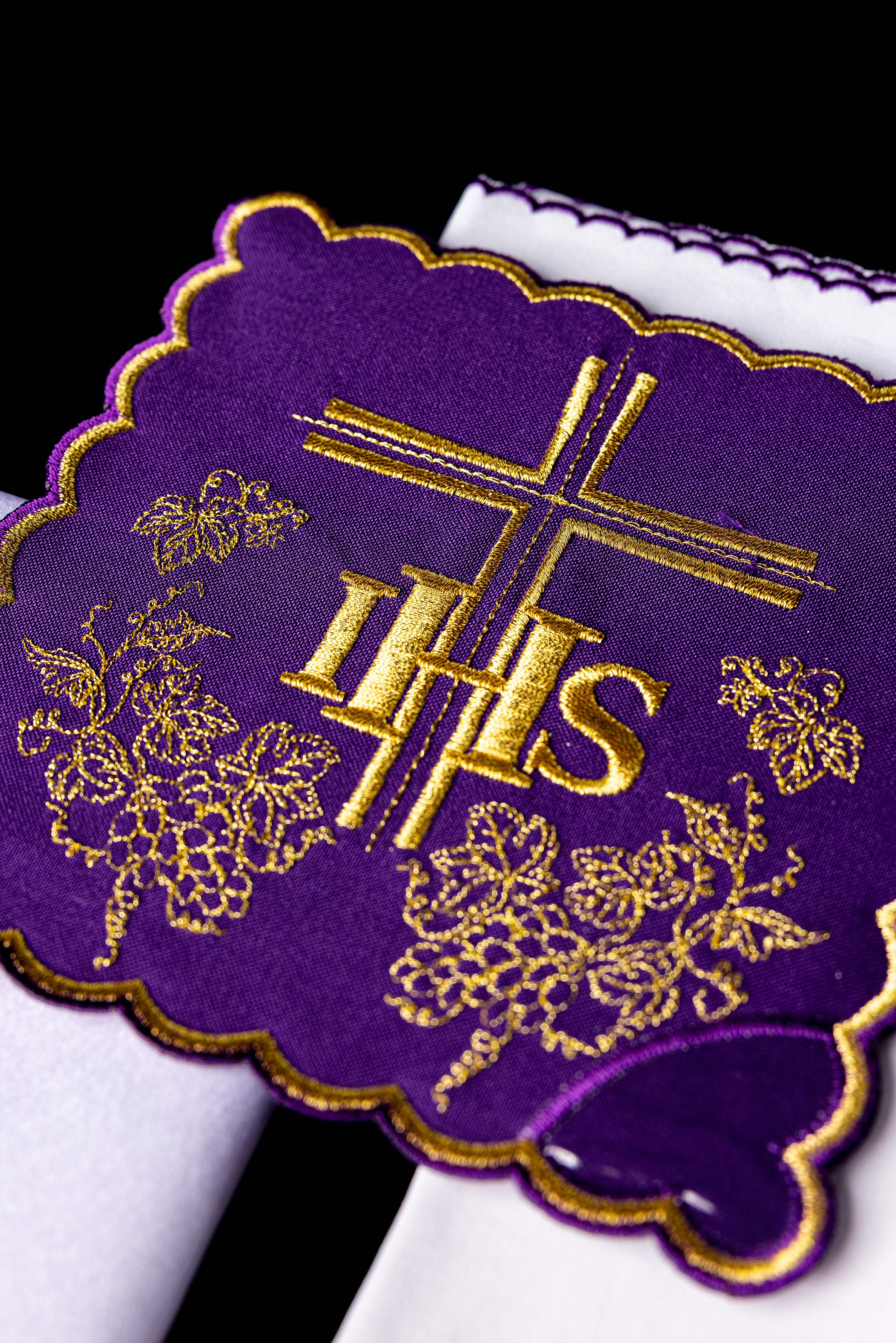 Conjunto de alfaias litúrgicas bordado roxo IHS