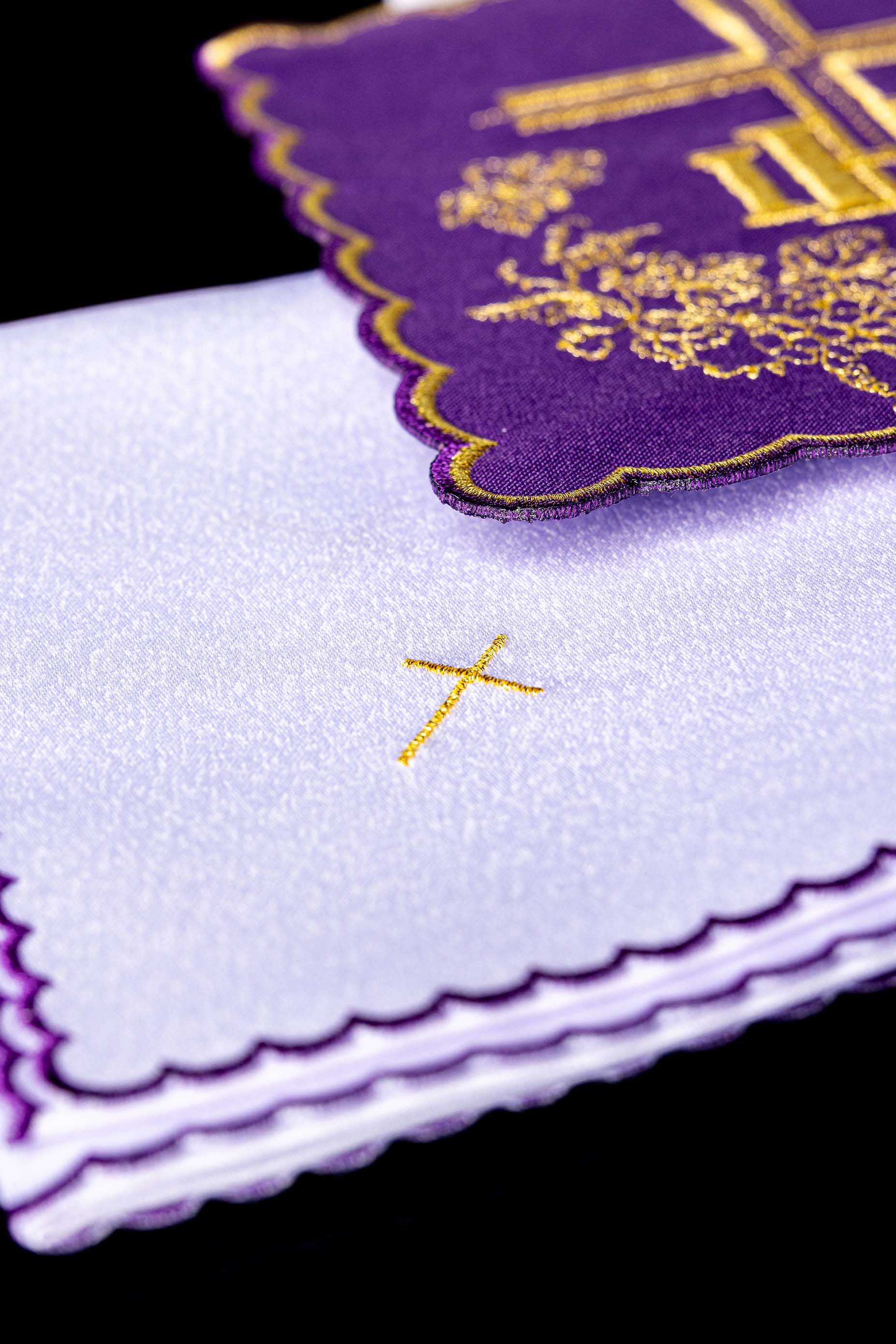 Conjunto de alfaias litúrgicas bordado roxo IHS