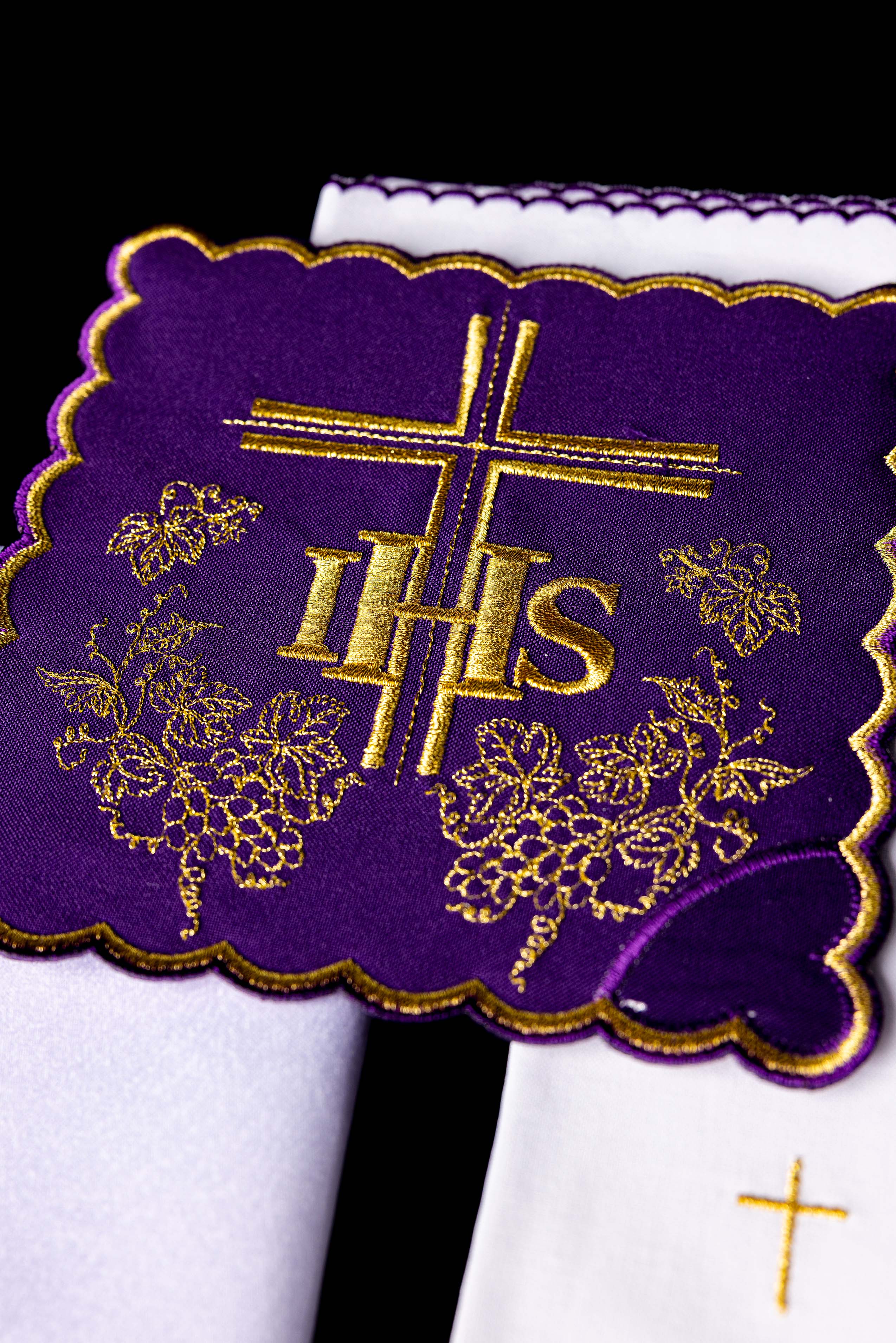 Conjunto de alfaias litúrgicas bordado roxo IHS