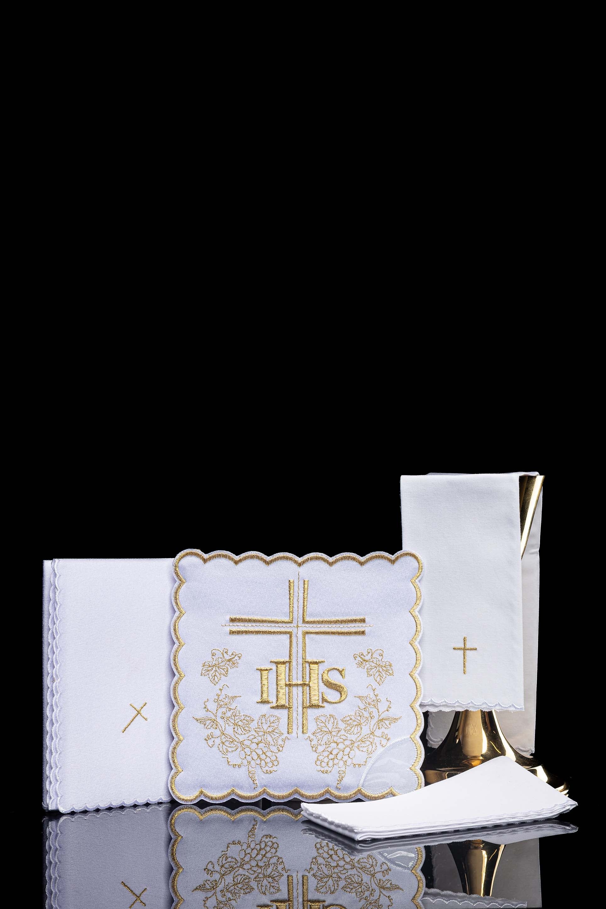 Conjunto de alfaias litúrgicas com delicado bordado dourado