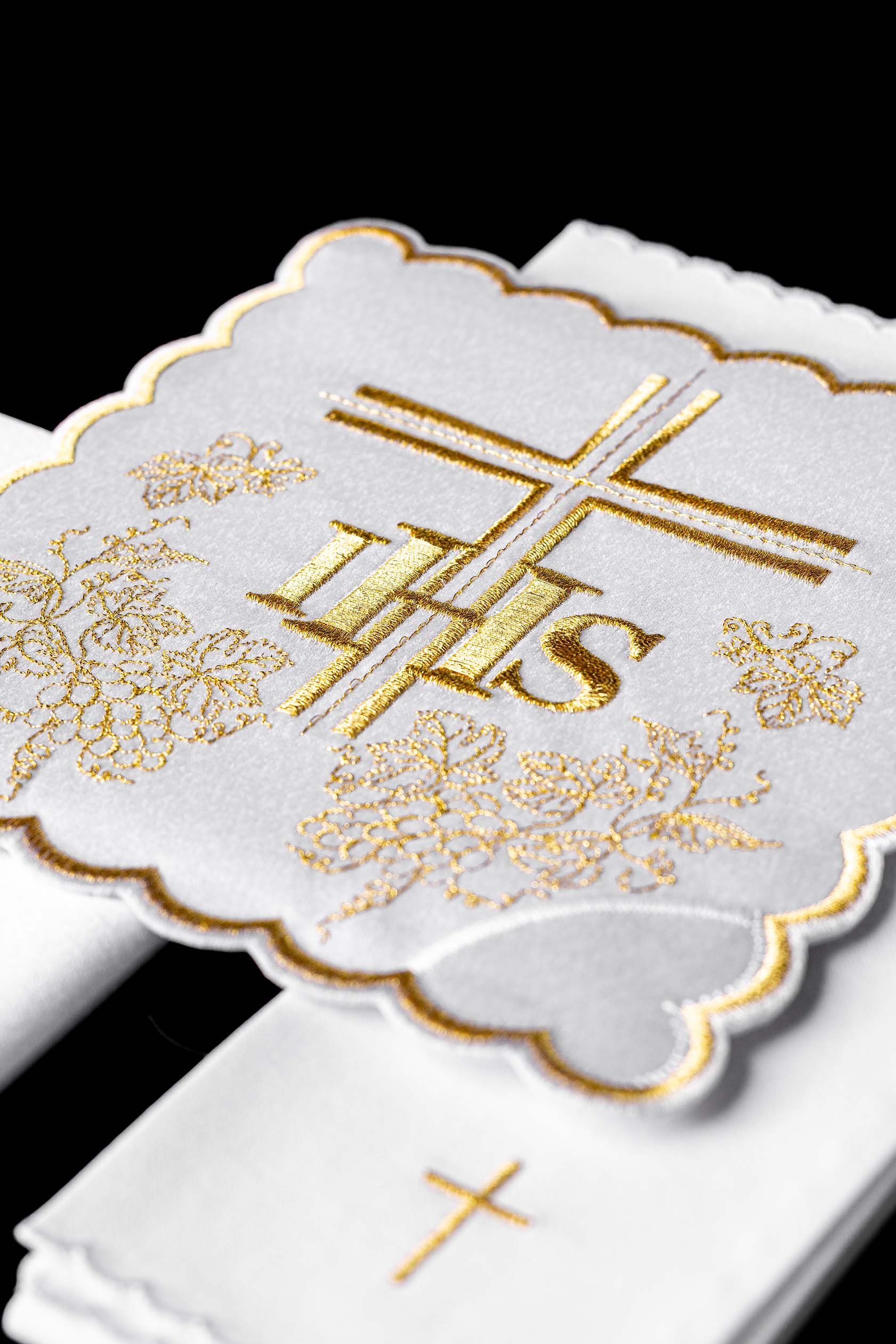 Conjunto de alfaias litúrgicas com delicado bordado dourado