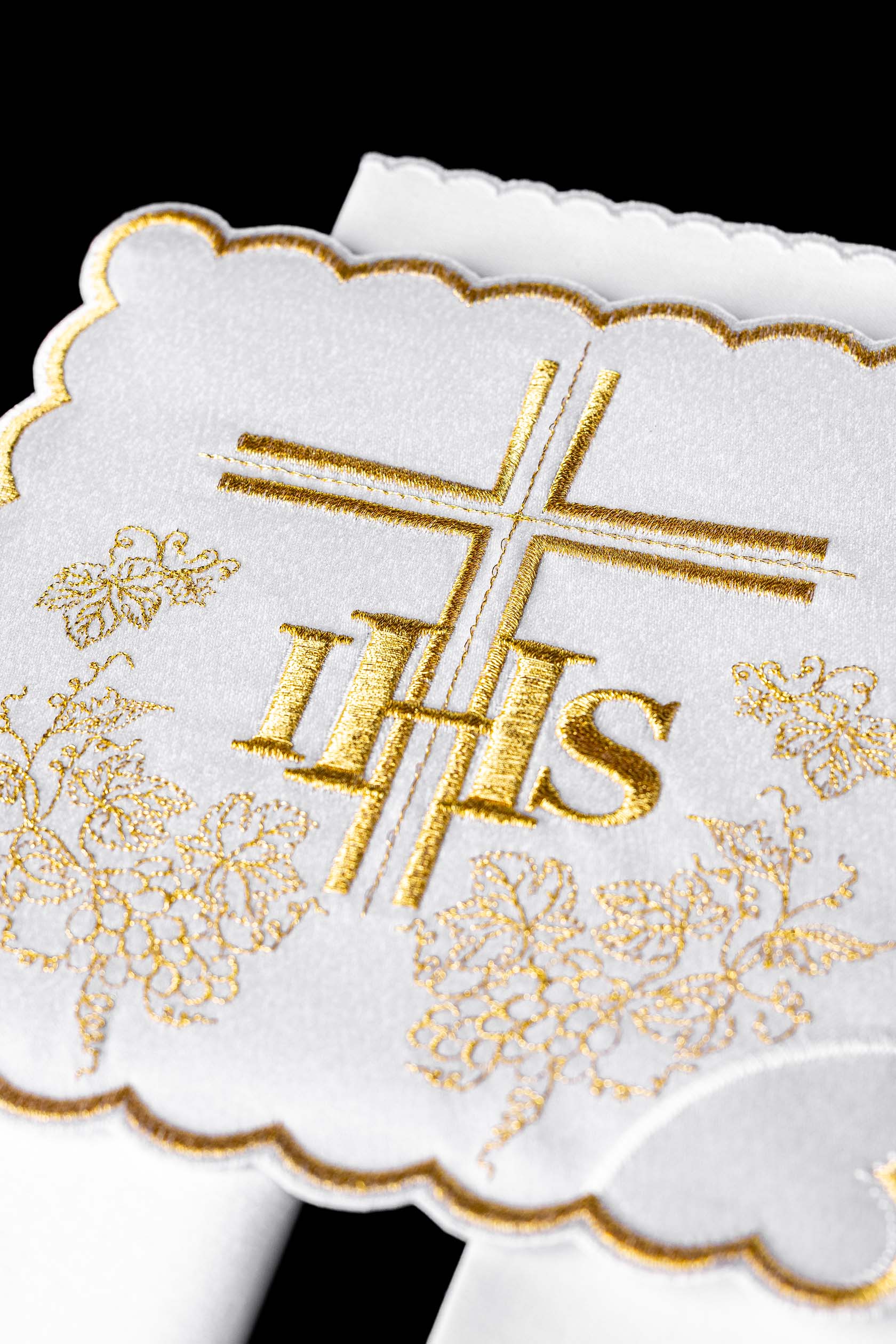 Conjunto de alfaias litúrgicas com delicado bordado dourado