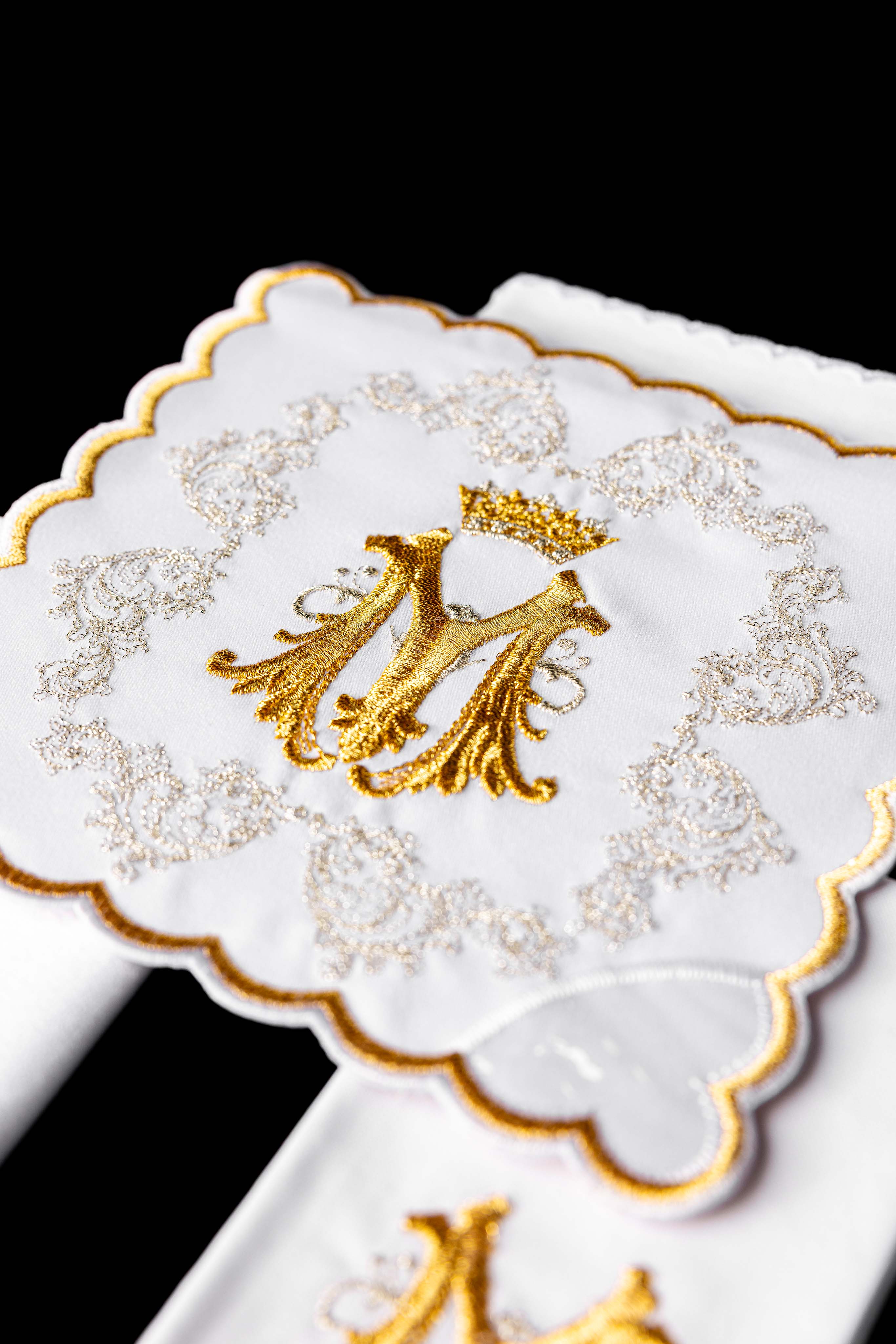 Conjunto de alfaias litúrgicas dourado com bordado mariano