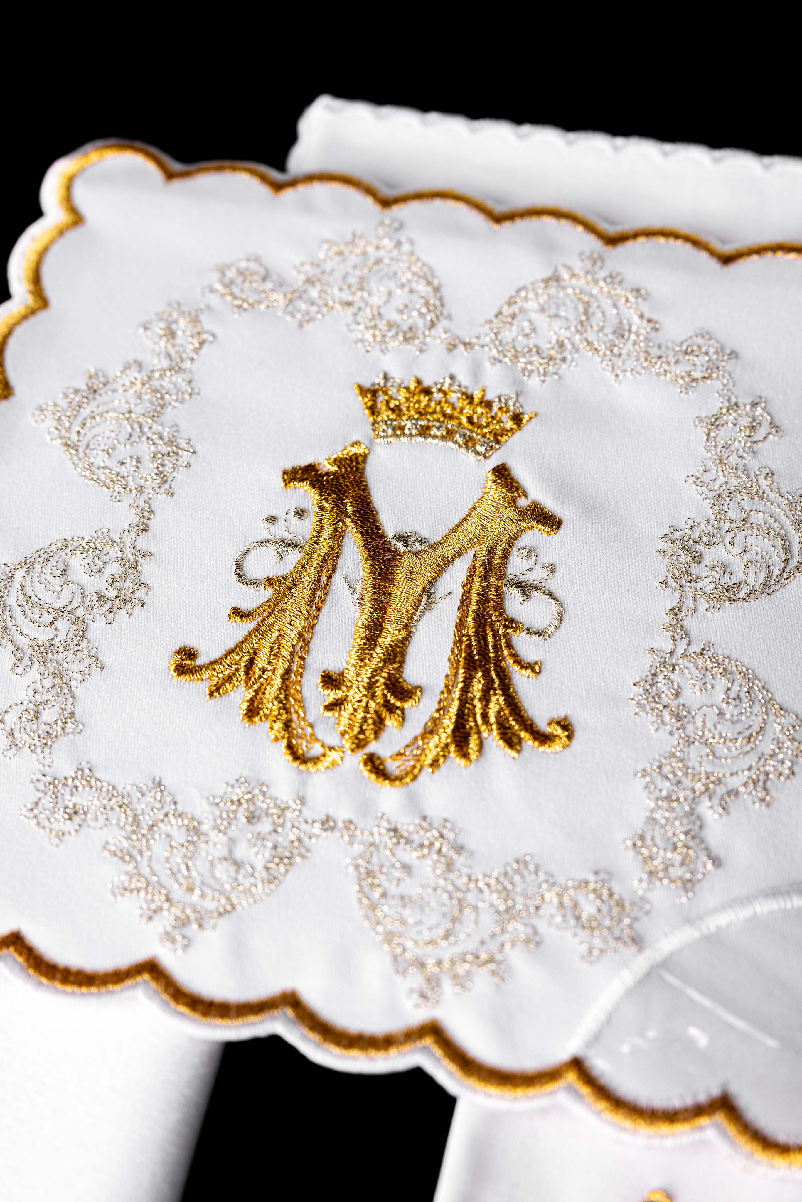 Conjunto de alfaias litúrgicas dourado com bordado mariano