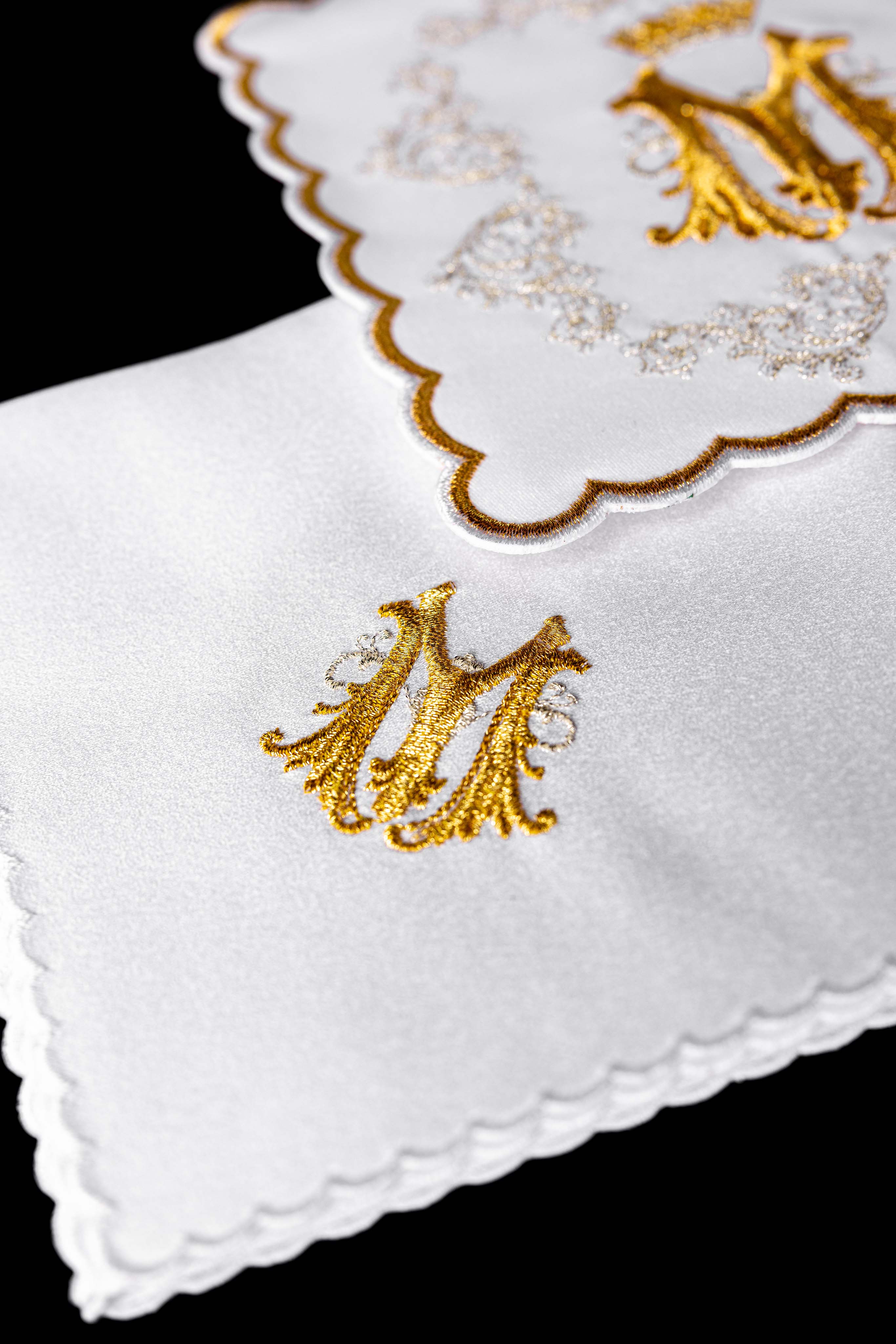 Conjunto de alfaias litúrgicas dourado com bordado mariano