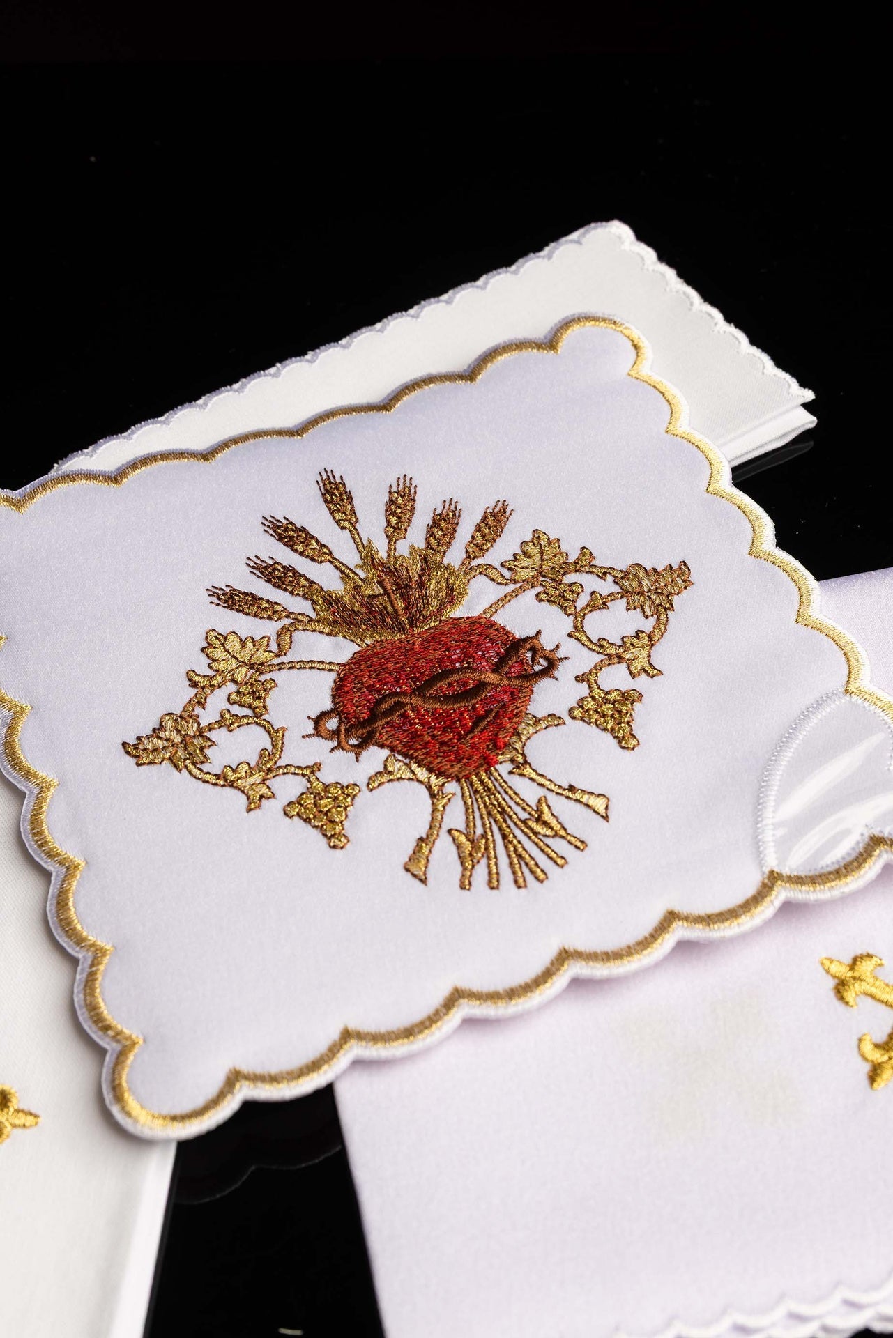 Conjunto de alfaias litúrgicas bordado com o Sagrado Coração de Jesus