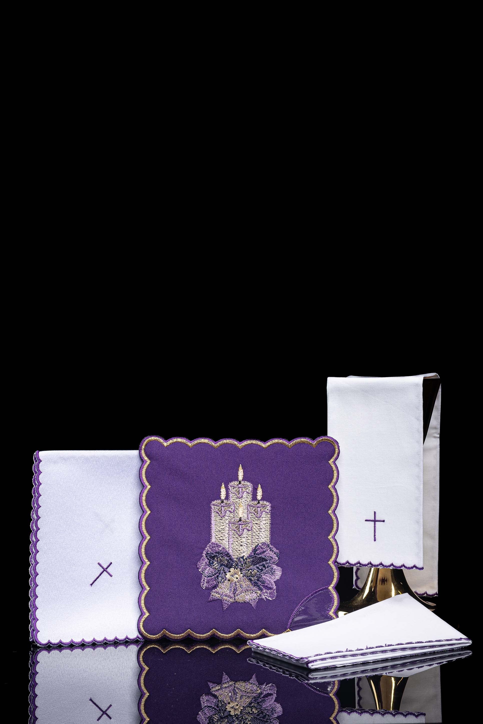 Conjunto de alfaias litúrgicas bordado para o Advento