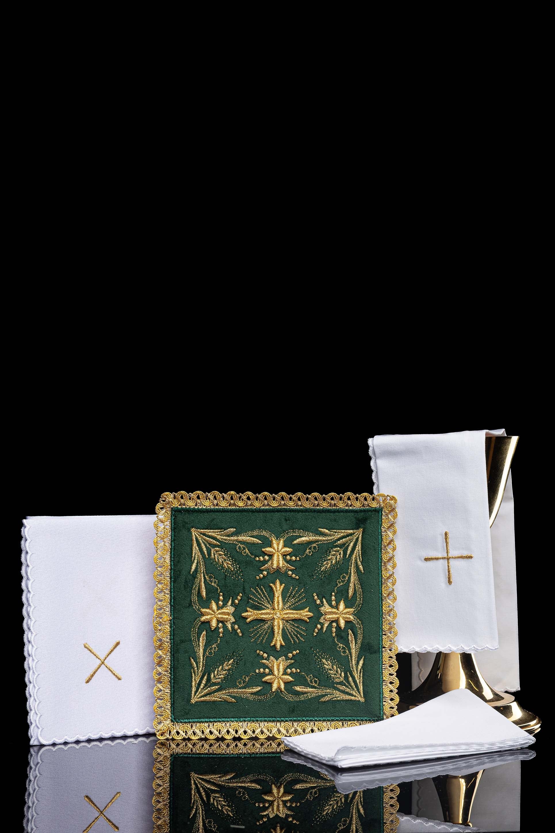 Conjunto de alfaias litúrgicas bordado em veludo verde - chasubles.com.br