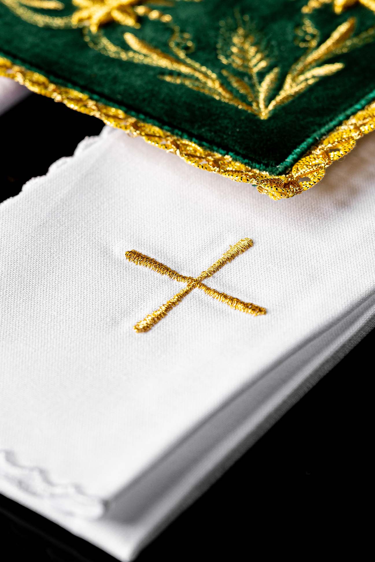 Conjunto de alfaias litúrgicas bordado em veludo verde - chasubles.com.br