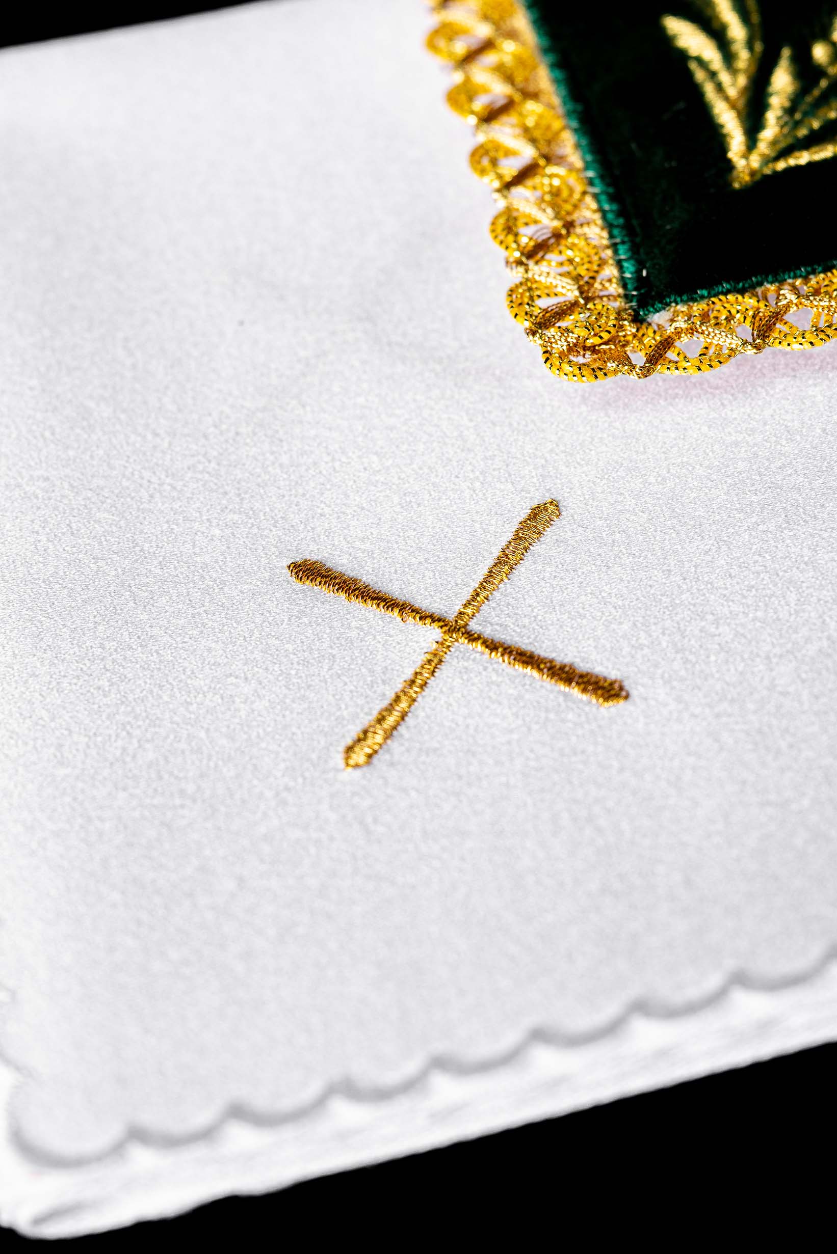 Conjunto de alfaias litúrgicas bordado em veludo verde - chasubles.com.br