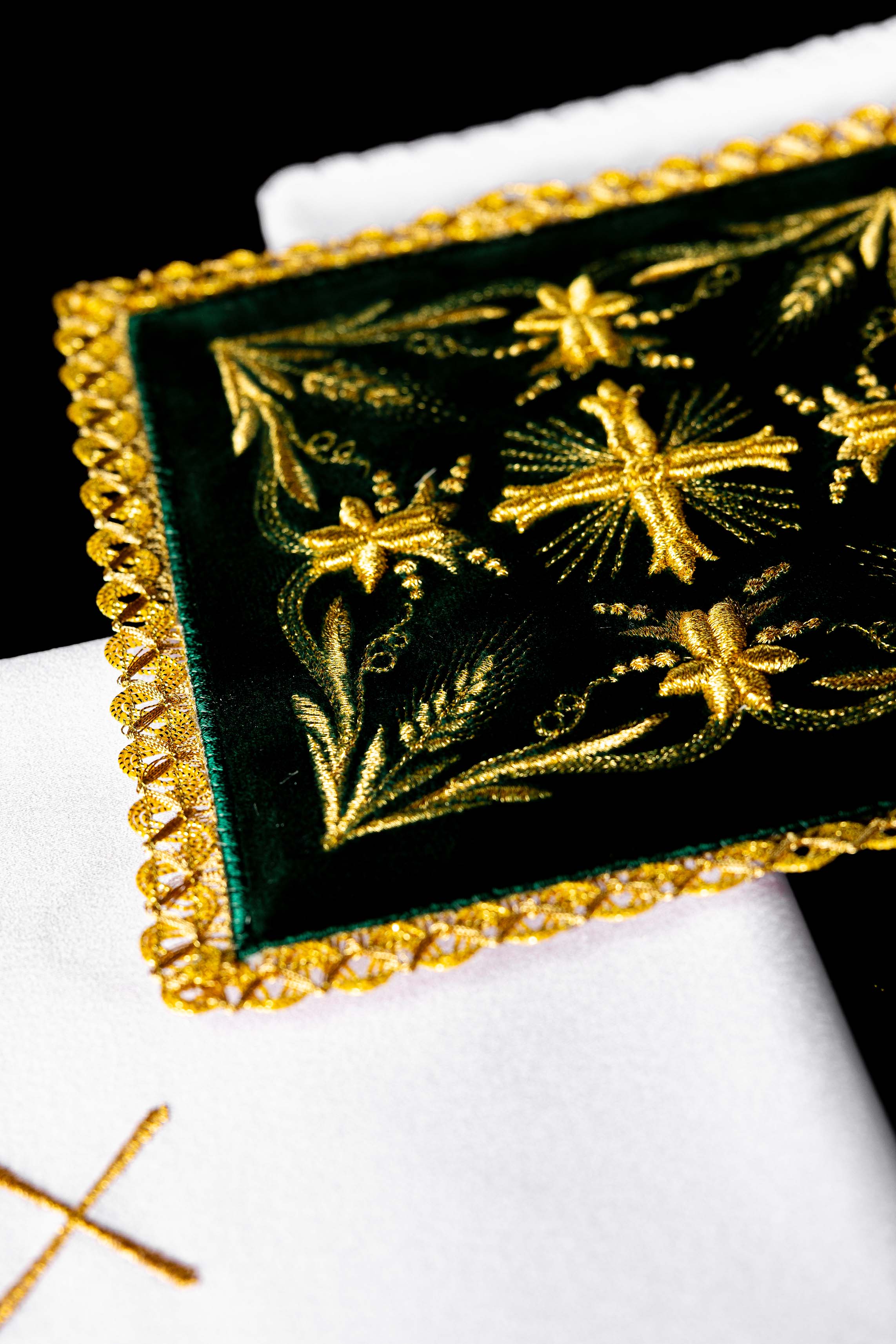 Conjunto de alfaias litúrgicas bordado em veludo verde - chasubles.com.br