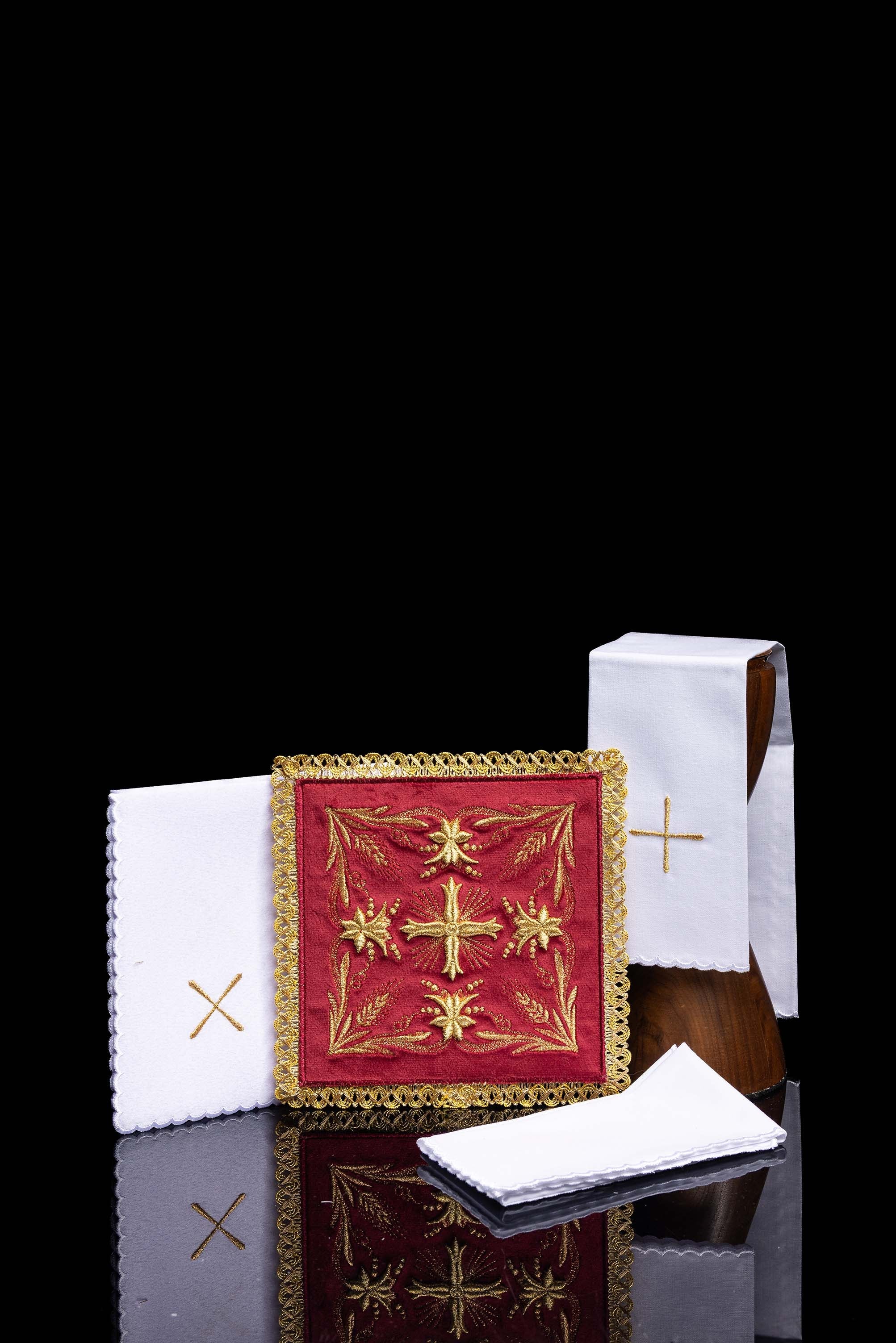 Conjunto de alfaias litúrgicas com pala de veludo vermelho, corporal, sanguíneo e manutérgio