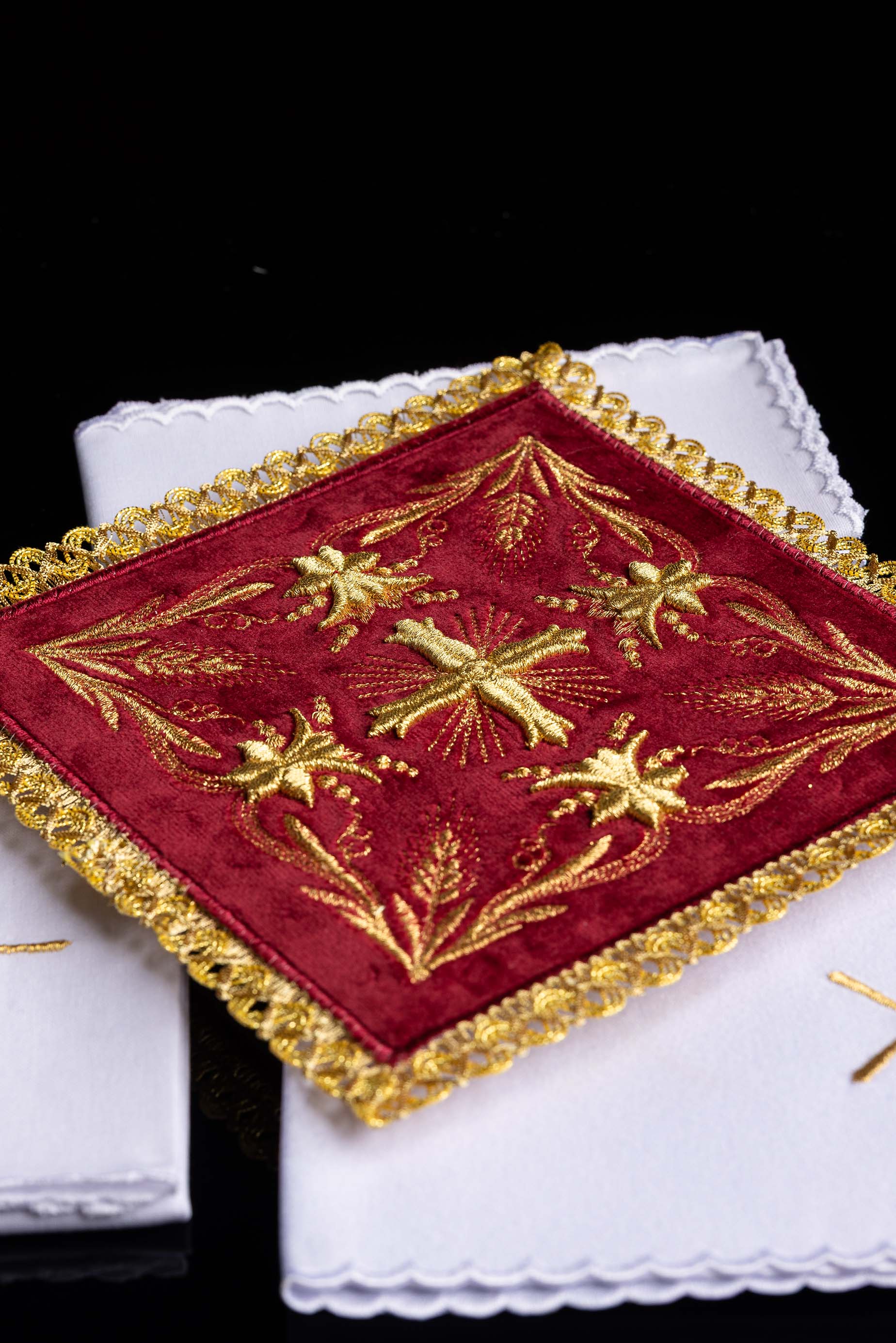 Conjunto de alfaias litúrgicas com pala de veludo vermelho, corporal, sanguíneo e manutérgio