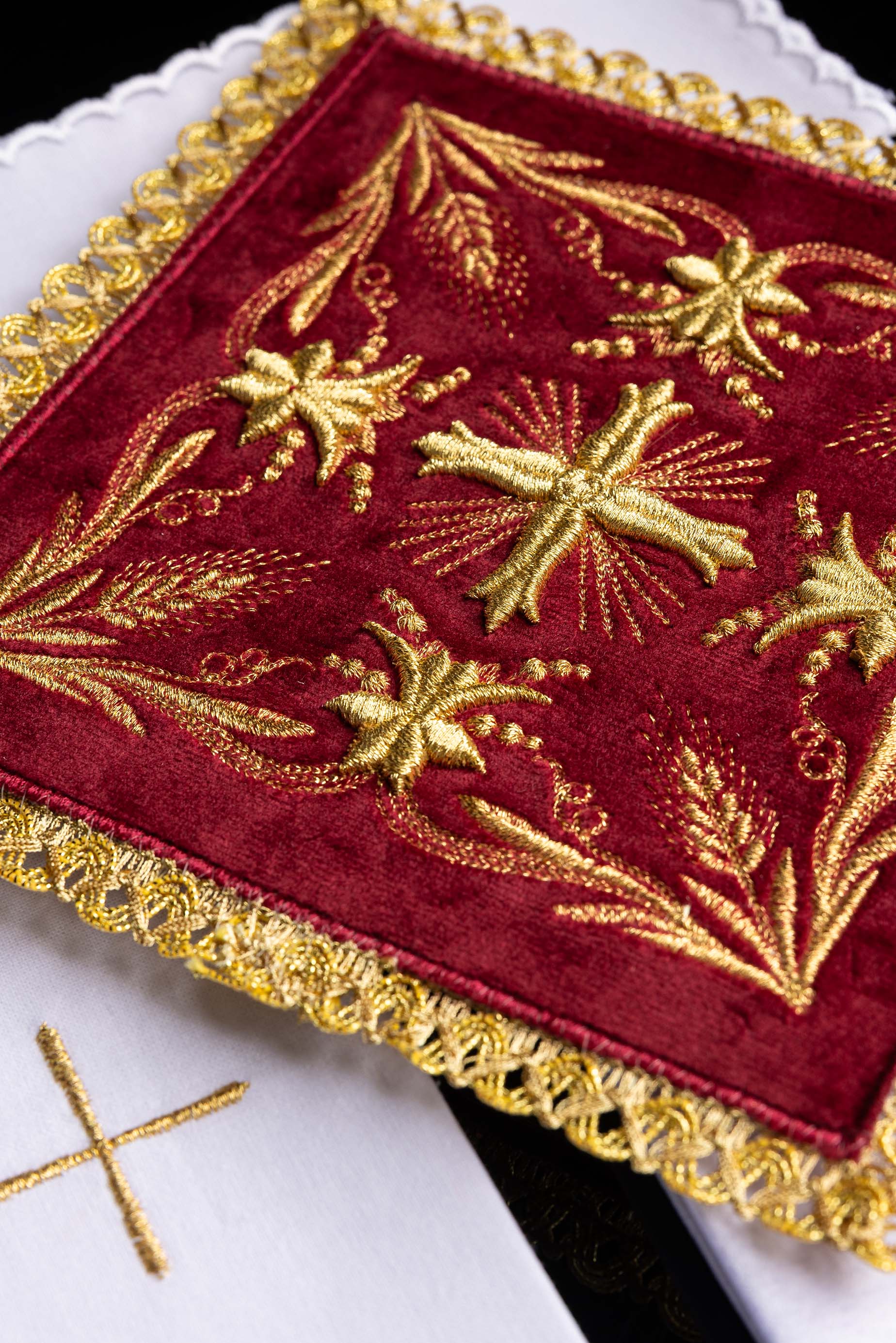 Conjunto de alfaias litúrgicas com pala de veludo vermelho, corporal, sanguíneo e manutérgio
