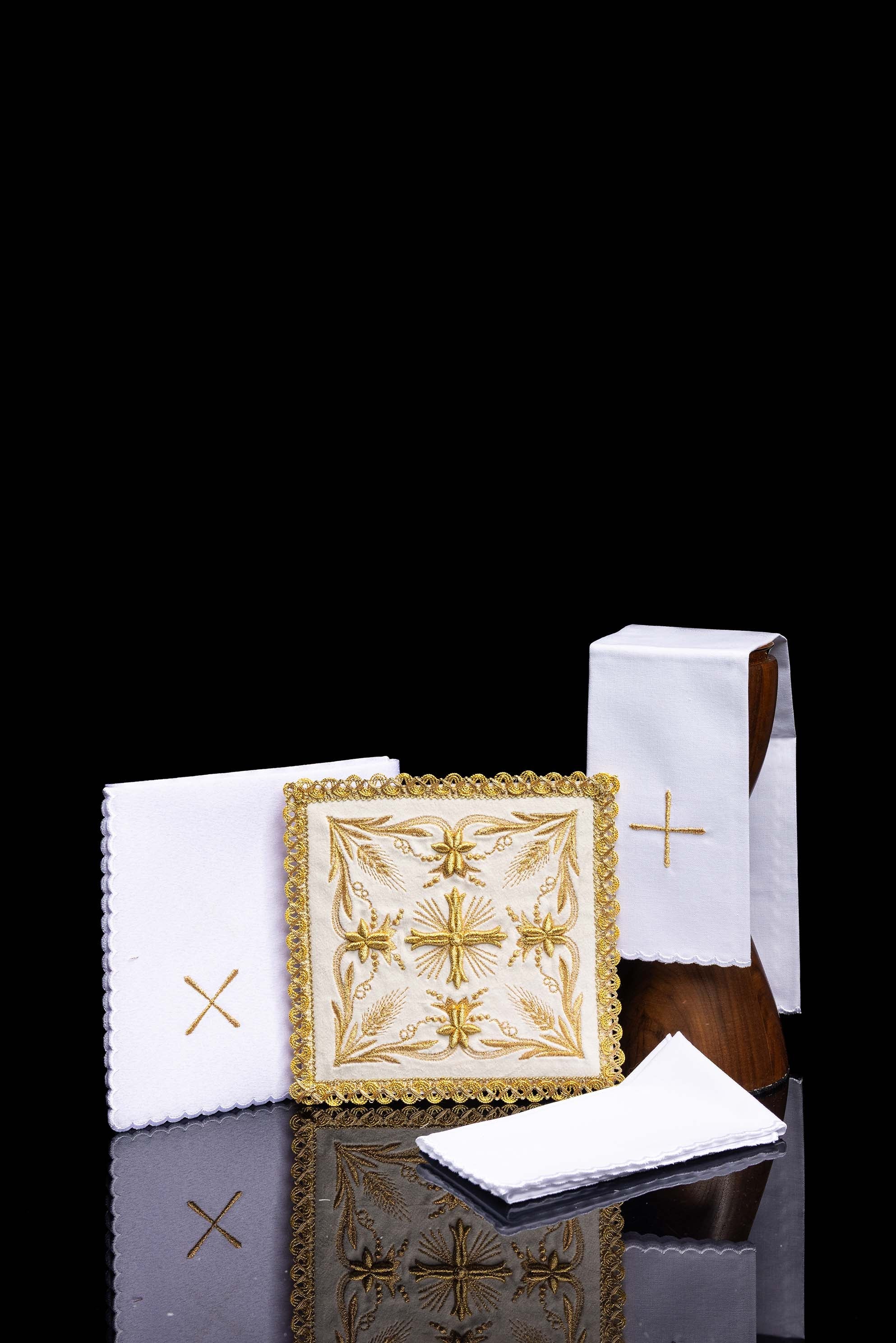 Conjunto de alfaias litúrgicas creme com pala de veludo, corporal, sanguíneo e manutérgio.