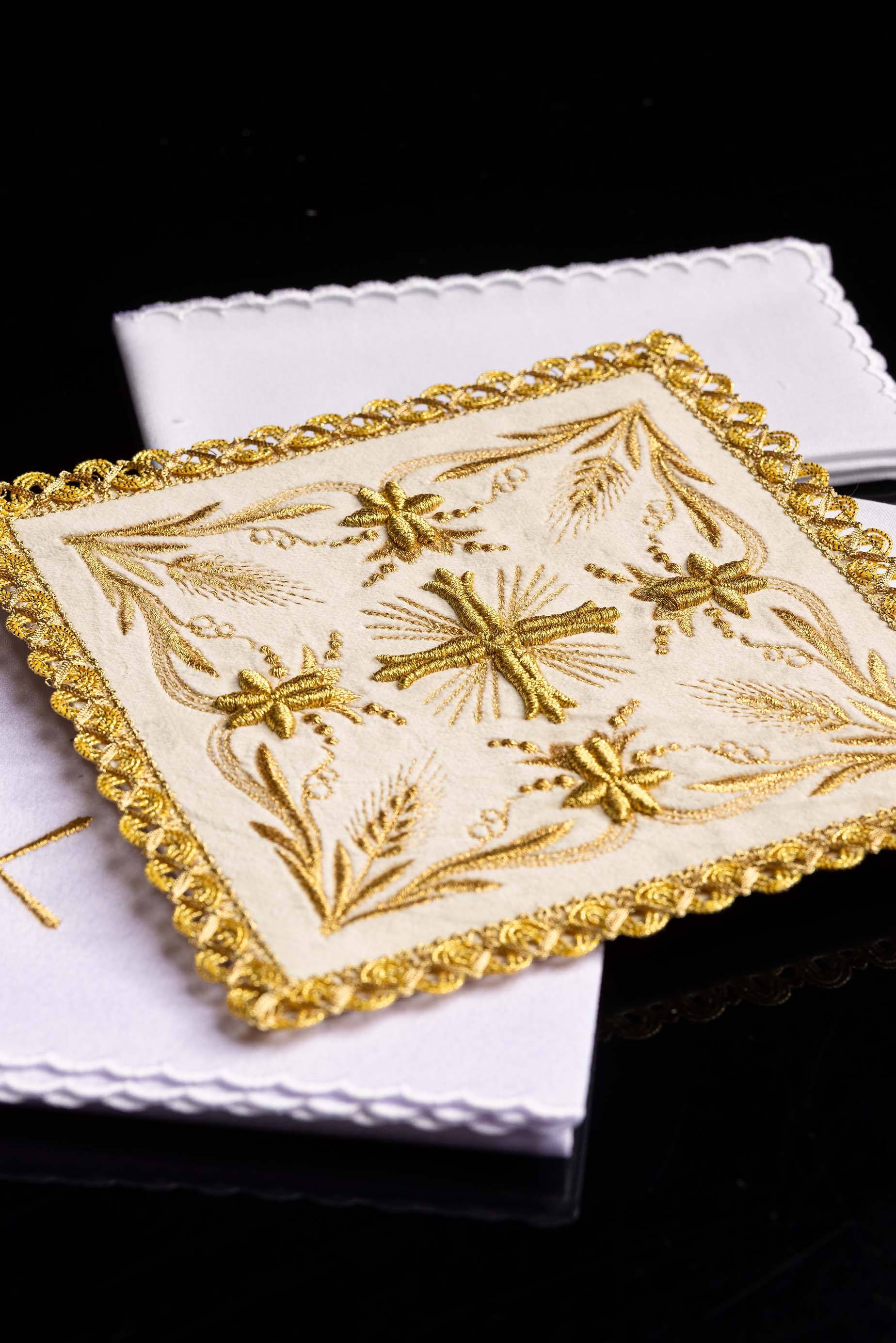Conjunto de alfaias litúrgicas creme com pala de veludo, corporal, sanguíneo e manutérgio.