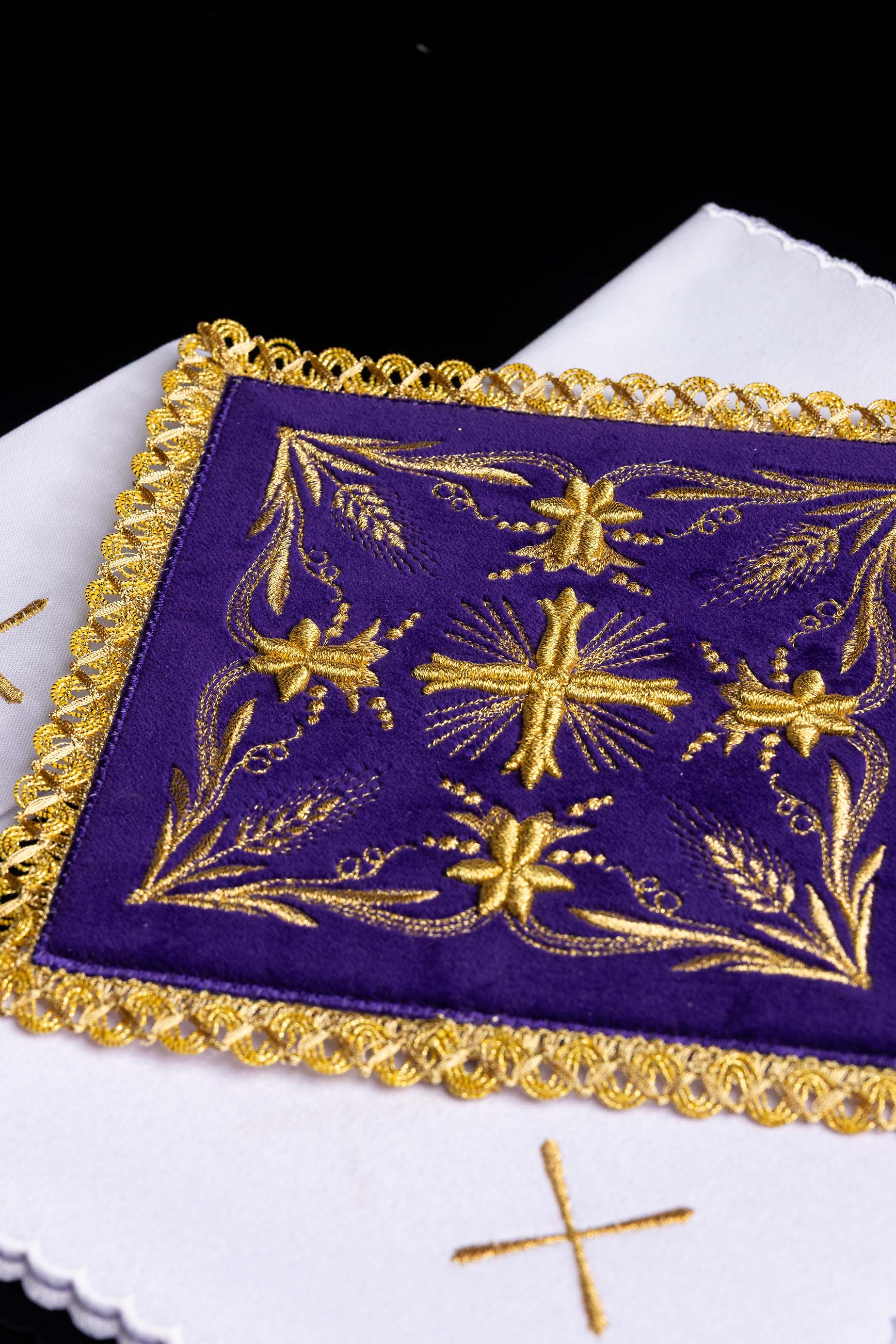 Conjunto de alfaias litúrgicas bordado em veludo roxo