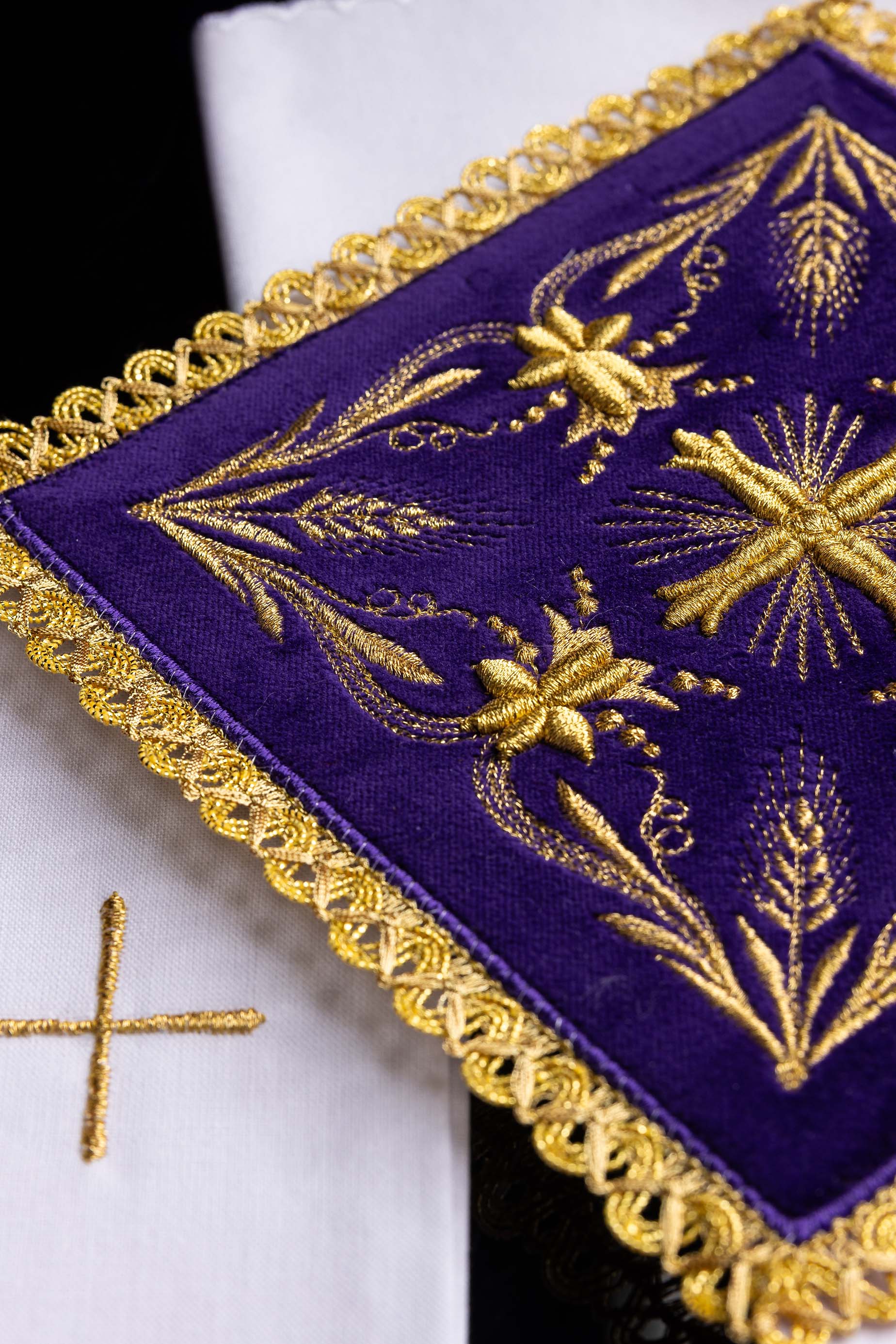 Conjunto de alfaias litúrgicas bordado em veludo roxo