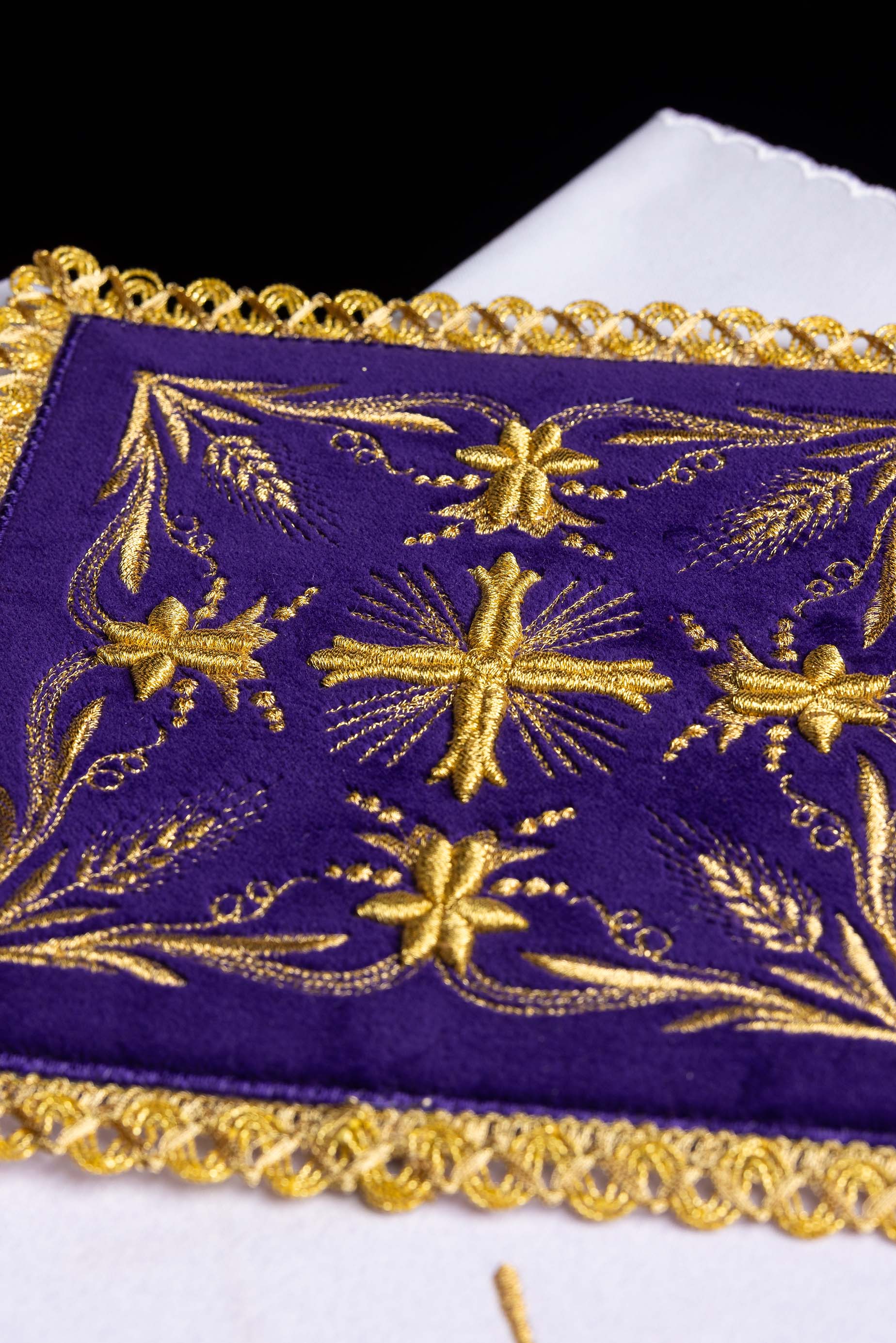 Conjunto de alfaias litúrgicas bordado em veludo roxo