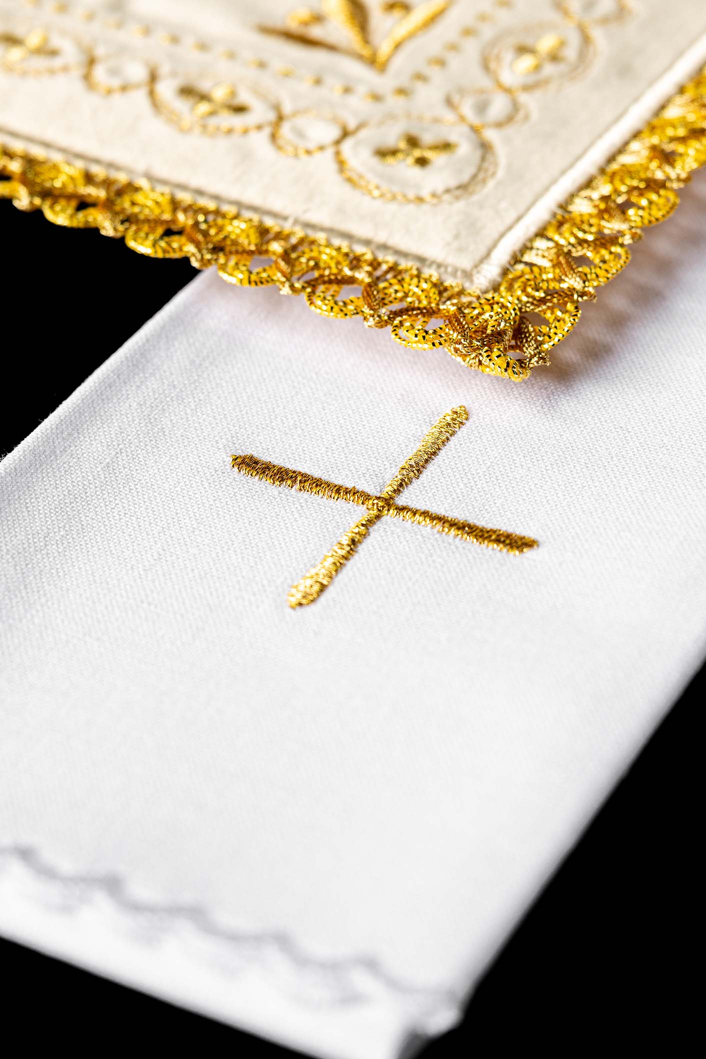 Conjunto de alfaias litúrgicas em veludo creme com motivo de cruz
