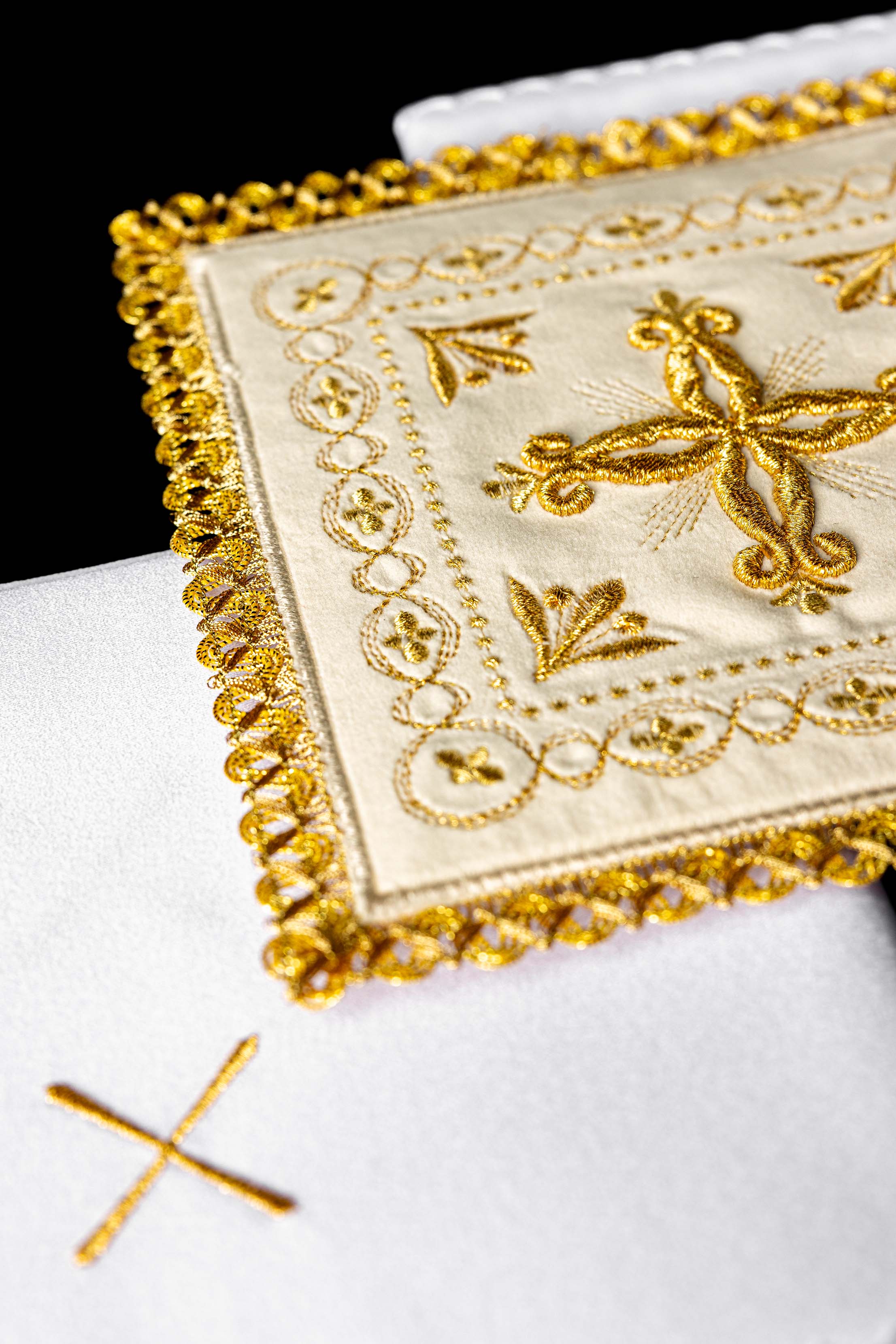Conjunto de alfaias litúrgicas em veludo creme com motivo de cruz