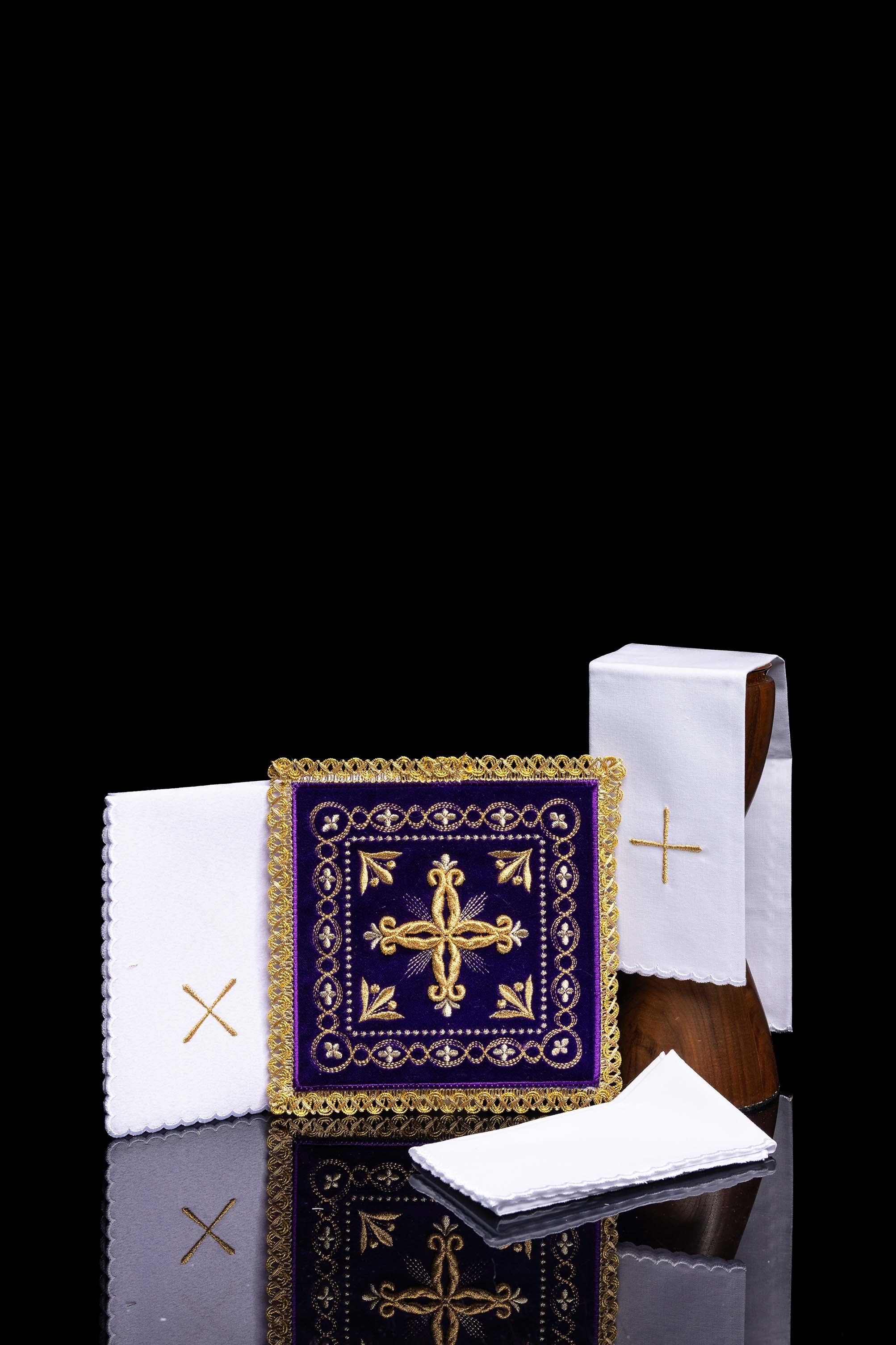 Conjunto de alfaias litúrgicas bordado em veludo roxo