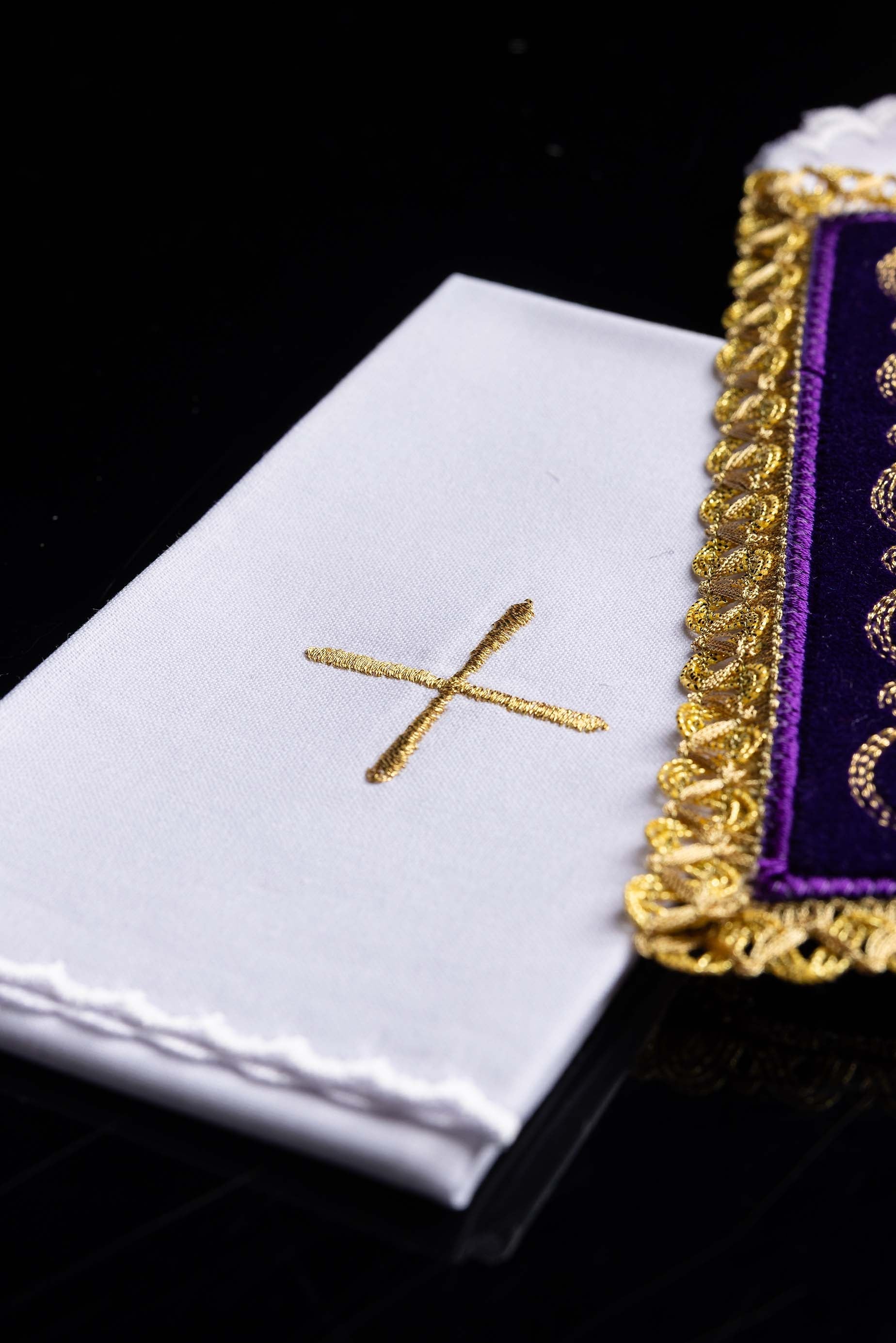 Conjunto de alfaias litúrgicas bordado em veludo roxo