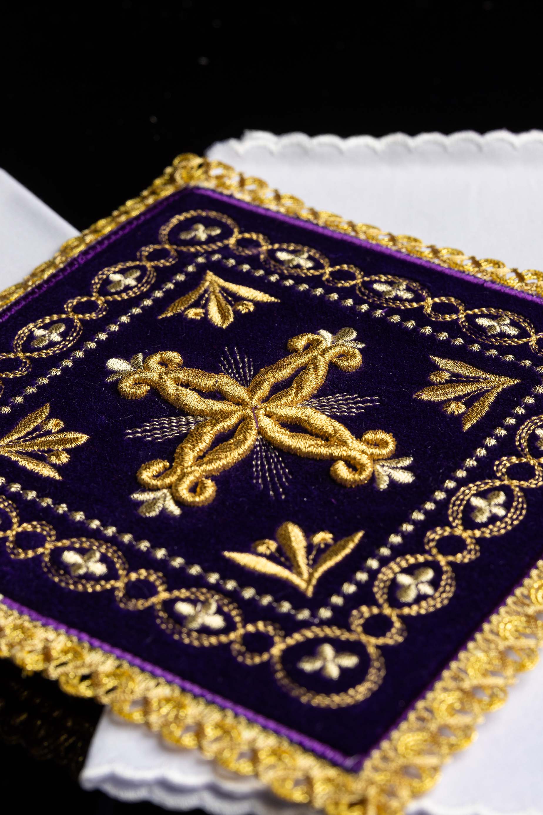 Conjunto de alfaias litúrgicas bordado em veludo roxo