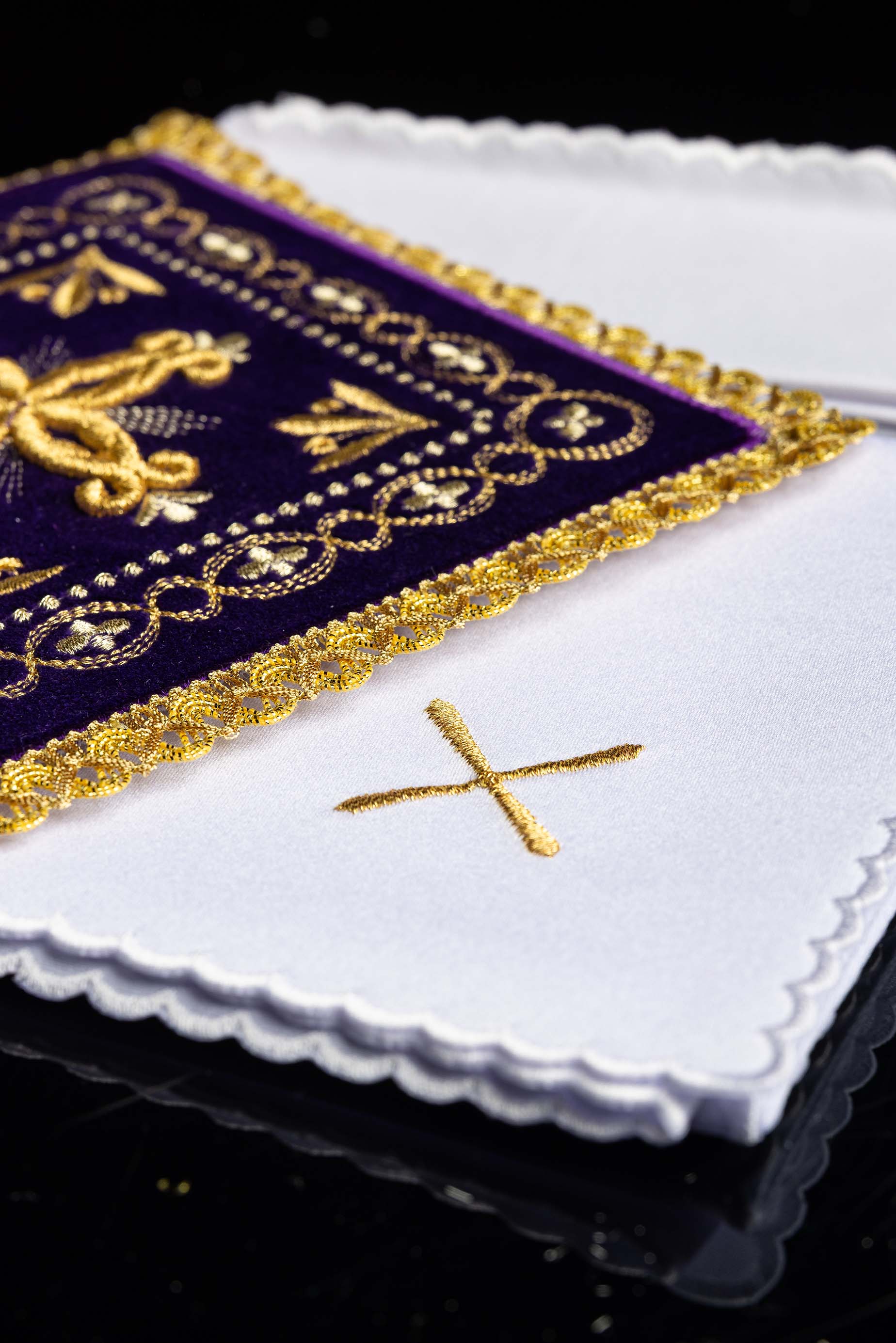 Conjunto de alfaias litúrgicas bordado em veludo roxo