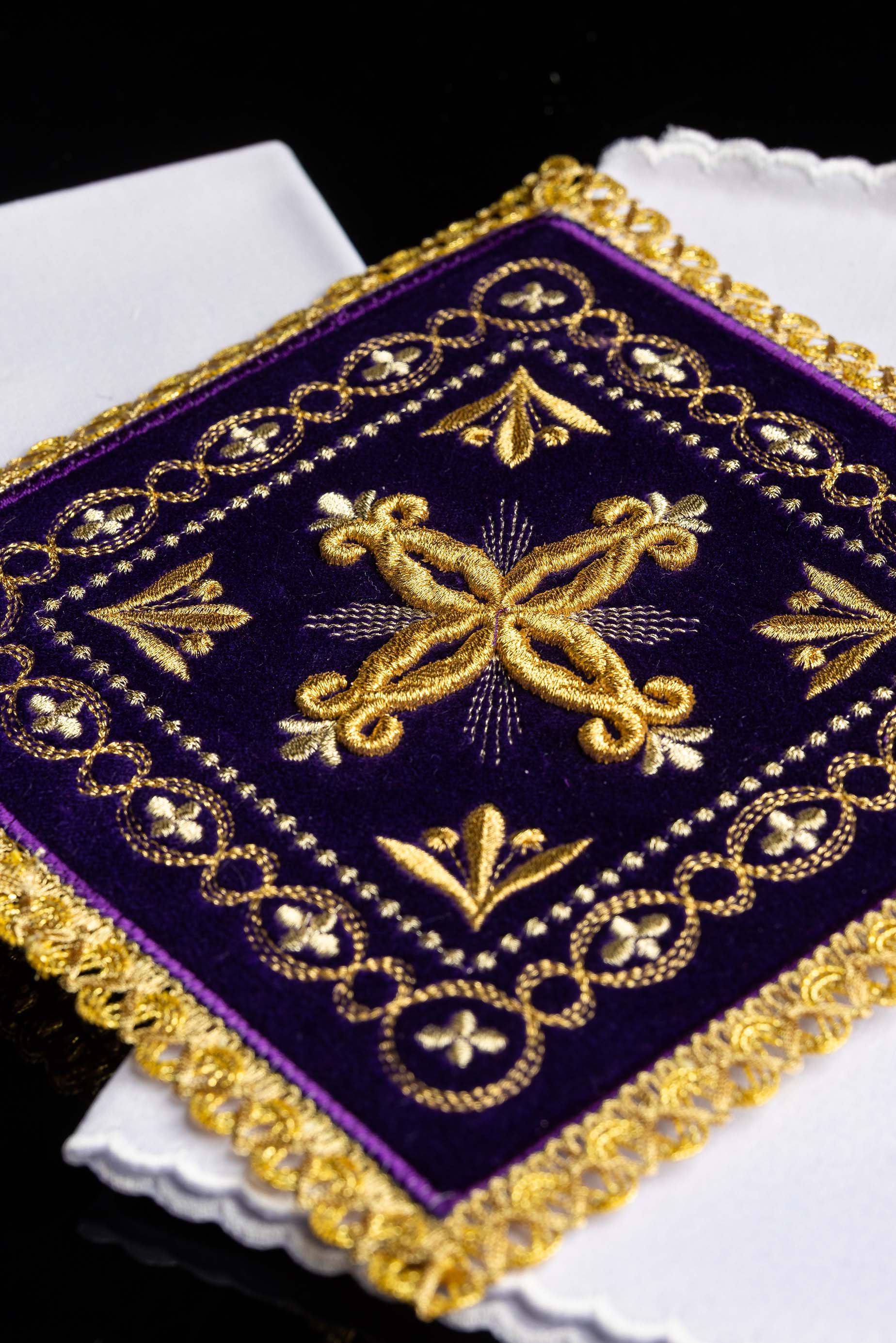 Conjunto de alfaias litúrgicas bordado em veludo roxo