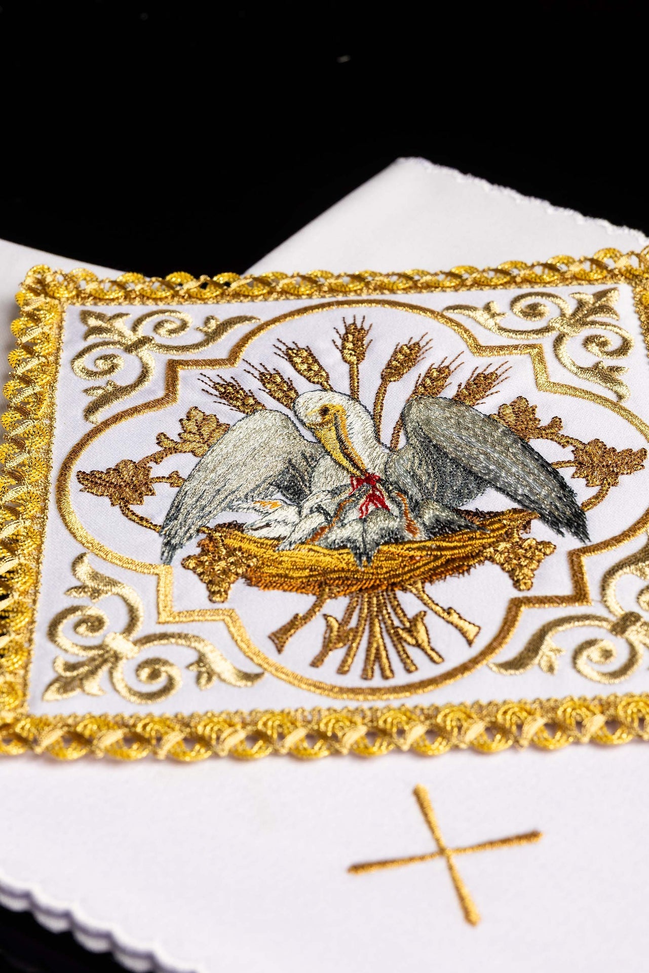 Conjunto de alfaias litúrgicas bordado com imagem de Pelicano