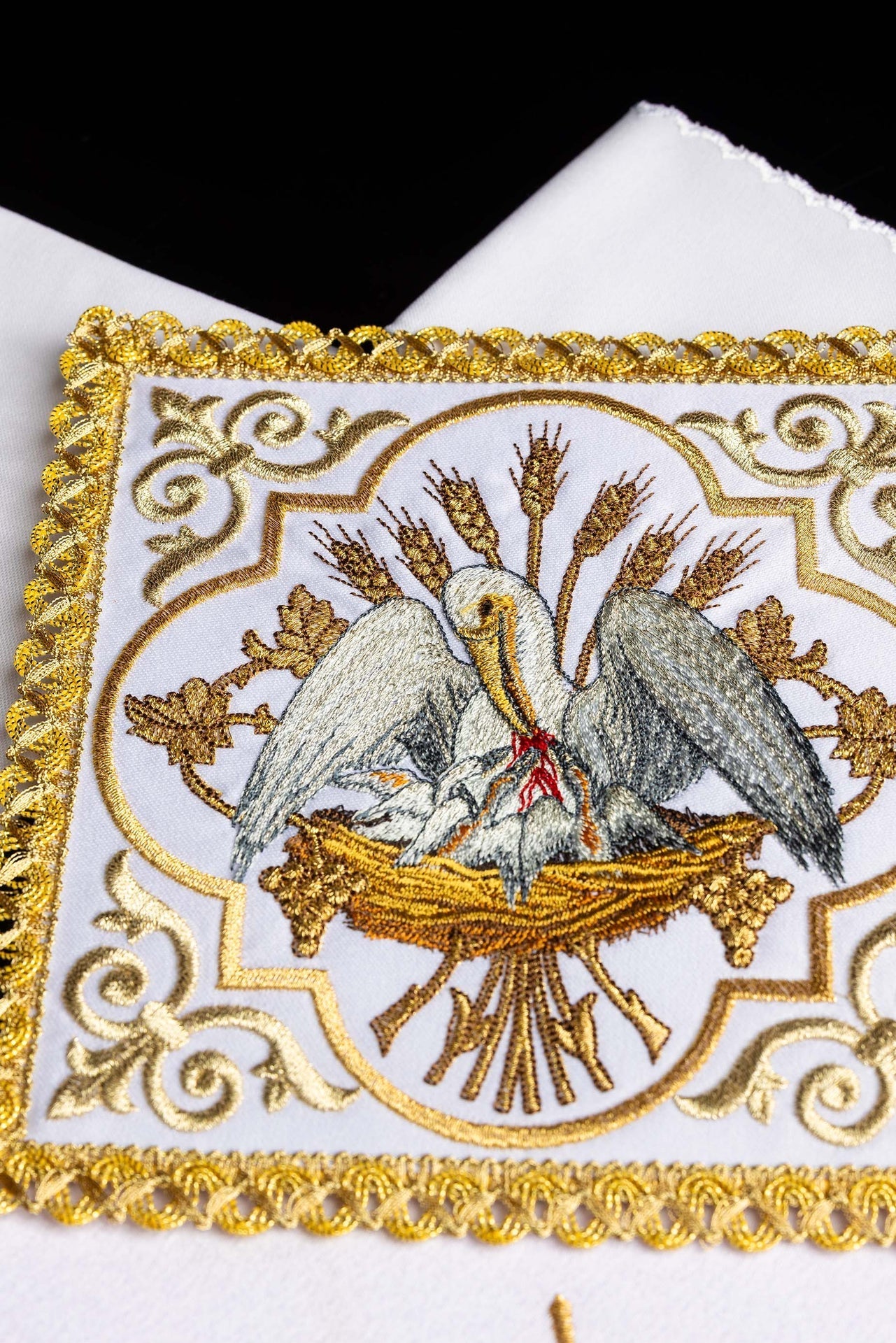 Conjunto de alfaias litúrgicas bordado com imagem de Pelicano