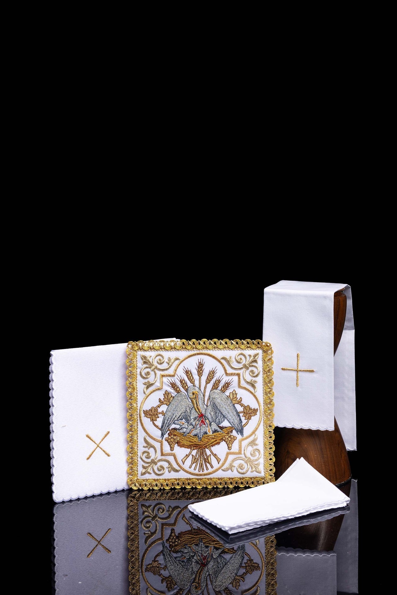 Conjunto de alfaias litúrgicas bordado com imagem de Pelicano