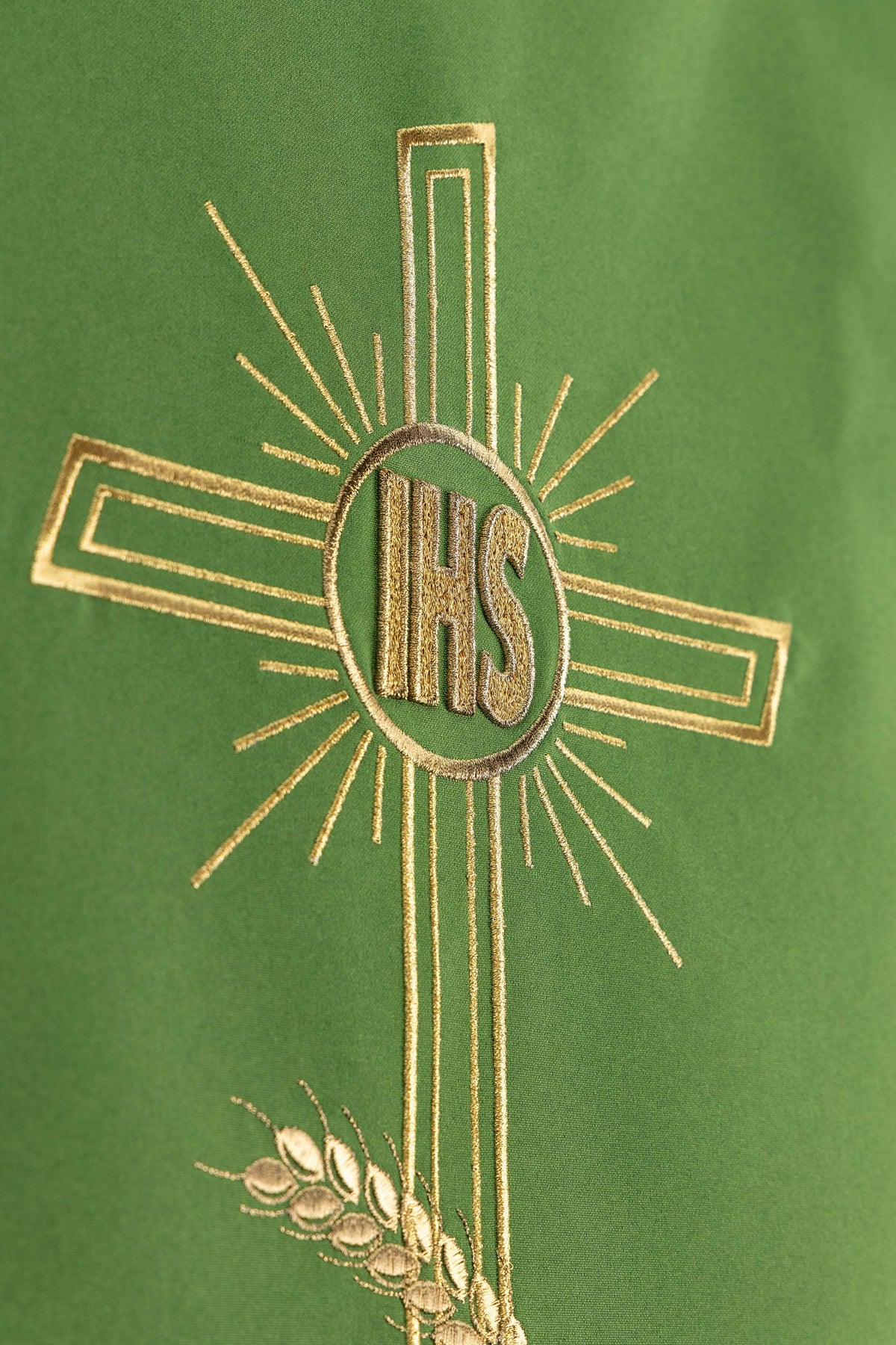Pano de ambão verde bordado com motivo de cruz e IHS