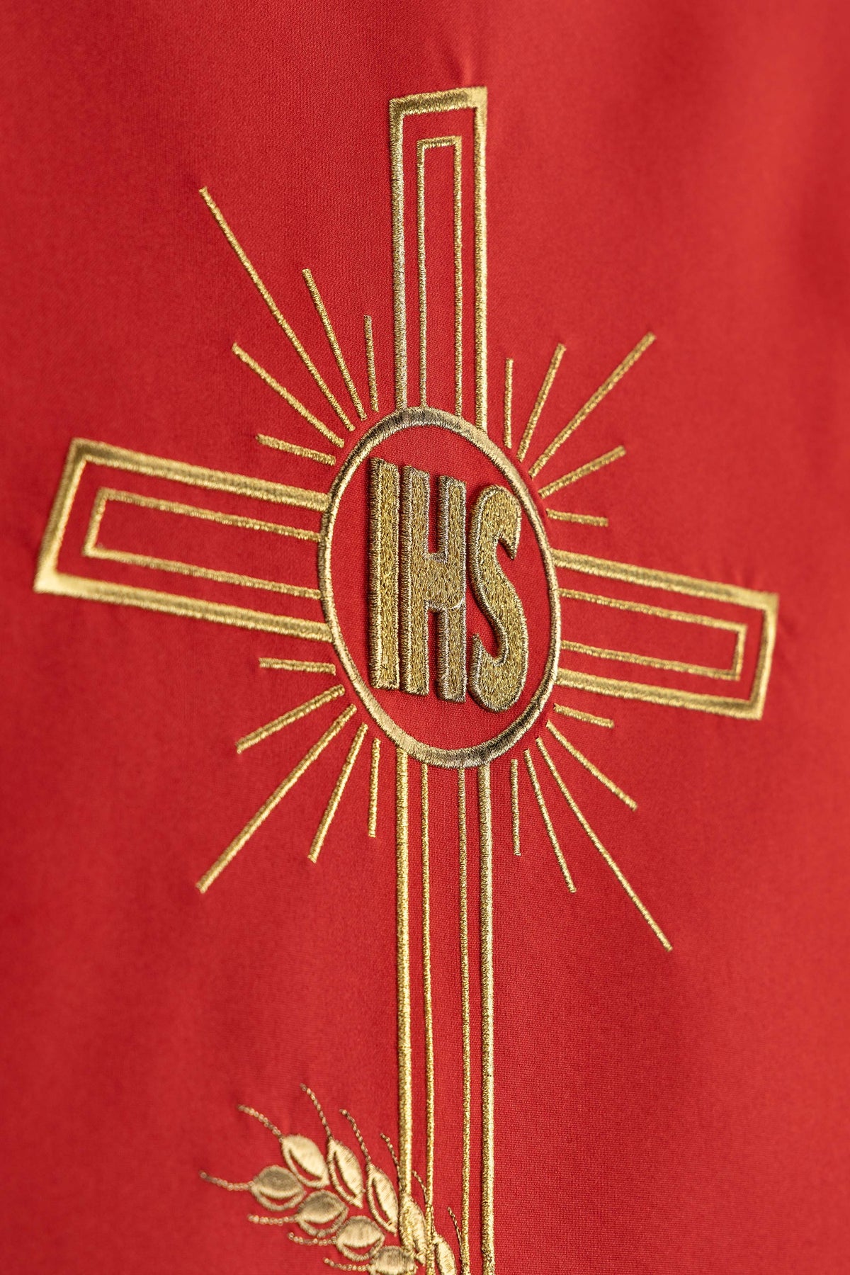 Pano de ambão vermelho bordado com cruz e IHS