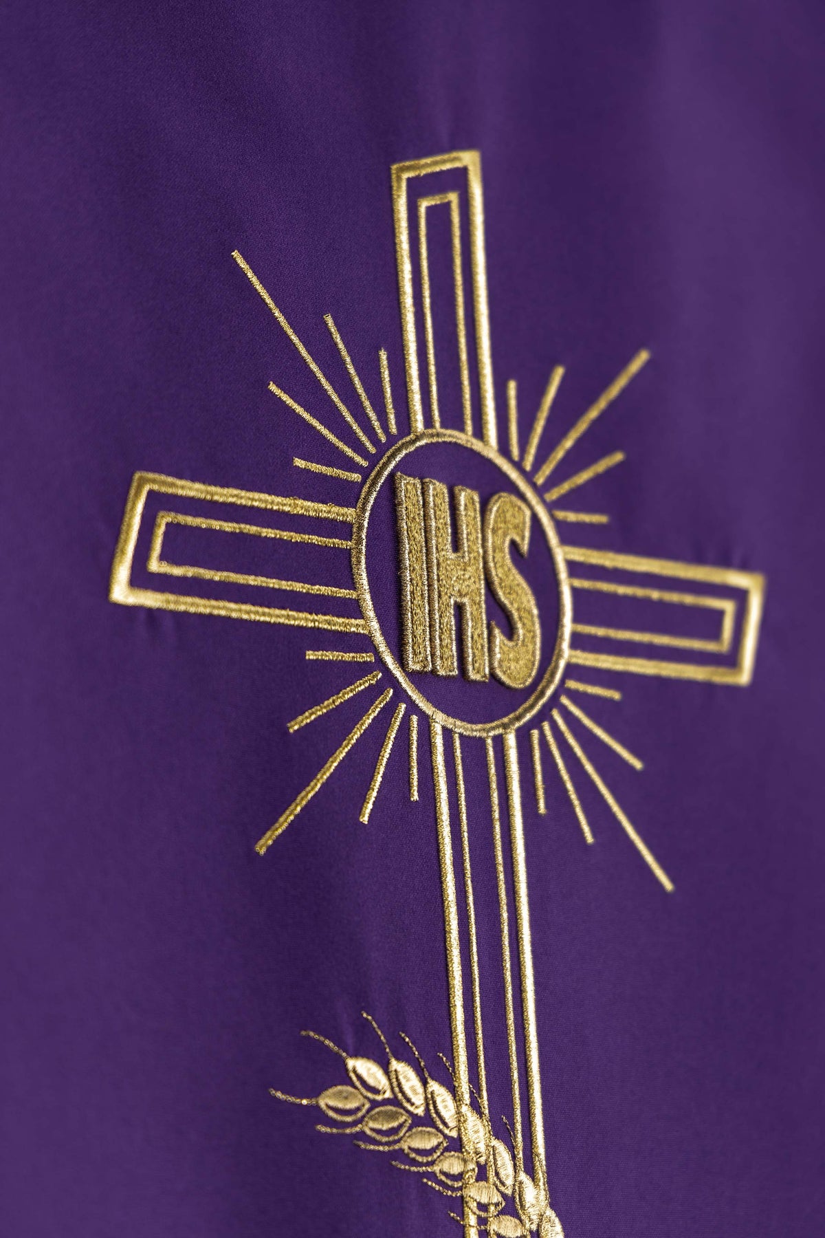 Pano de ambão roxo bordado com motivo de cruz e IHS