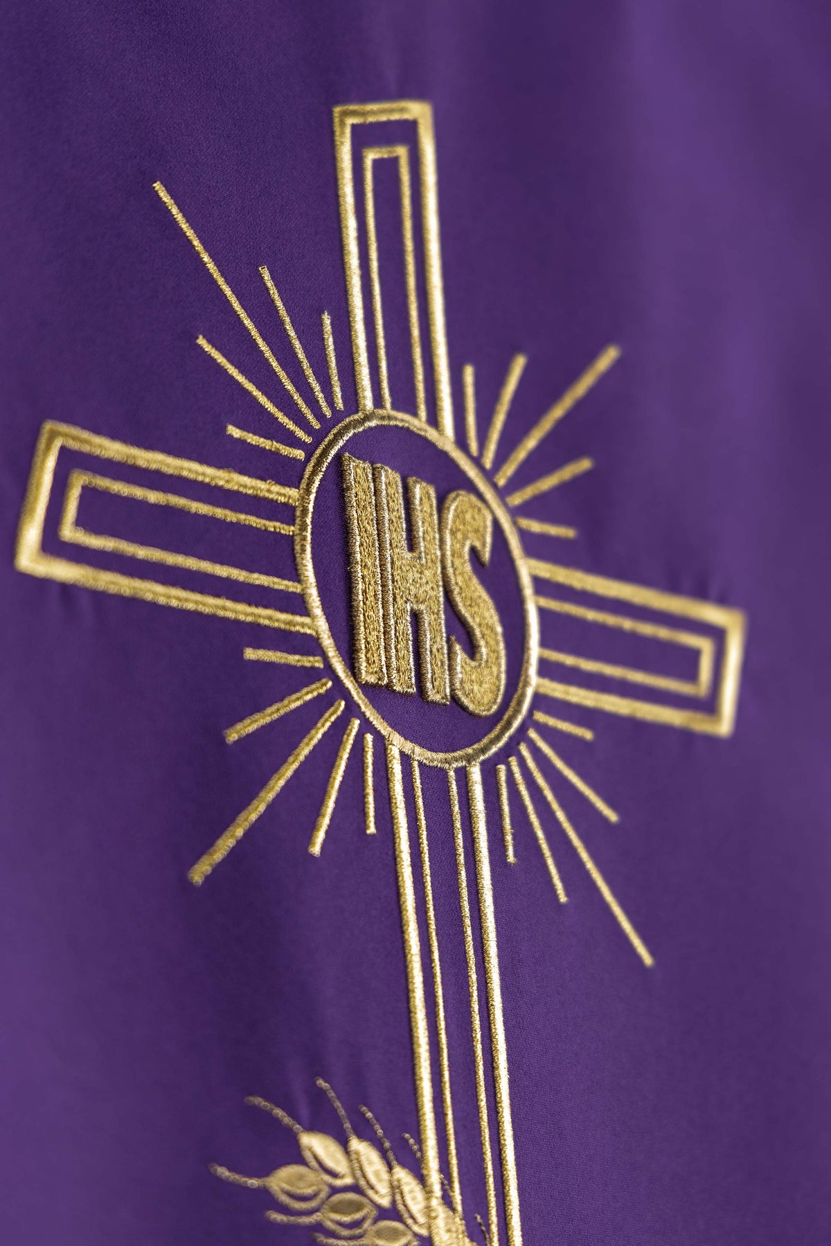 Pano de ambão roxo bordado com motivo de cruz e IHS
