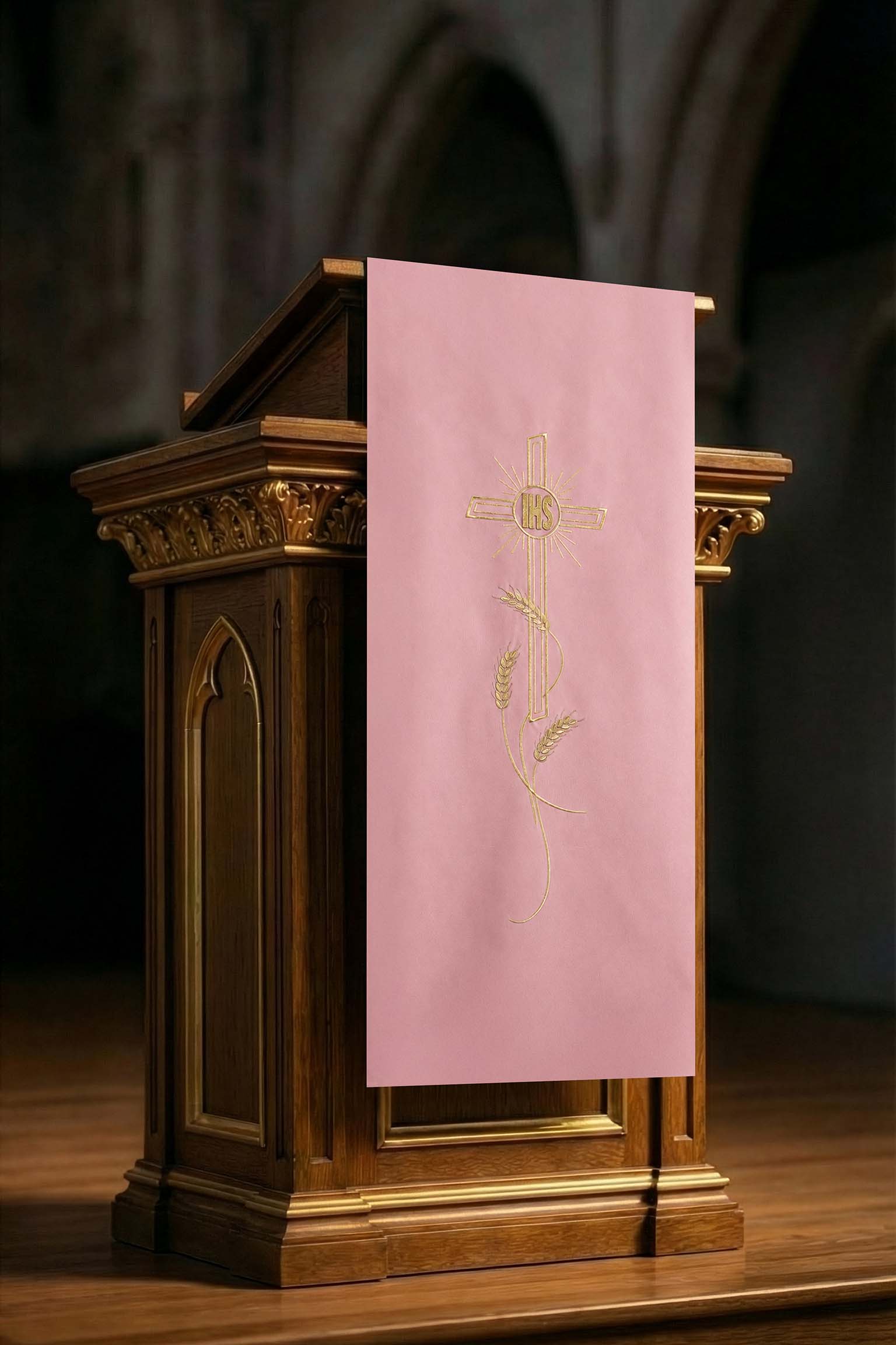 Pano de ambão rosa com bordado de cruz e IHS