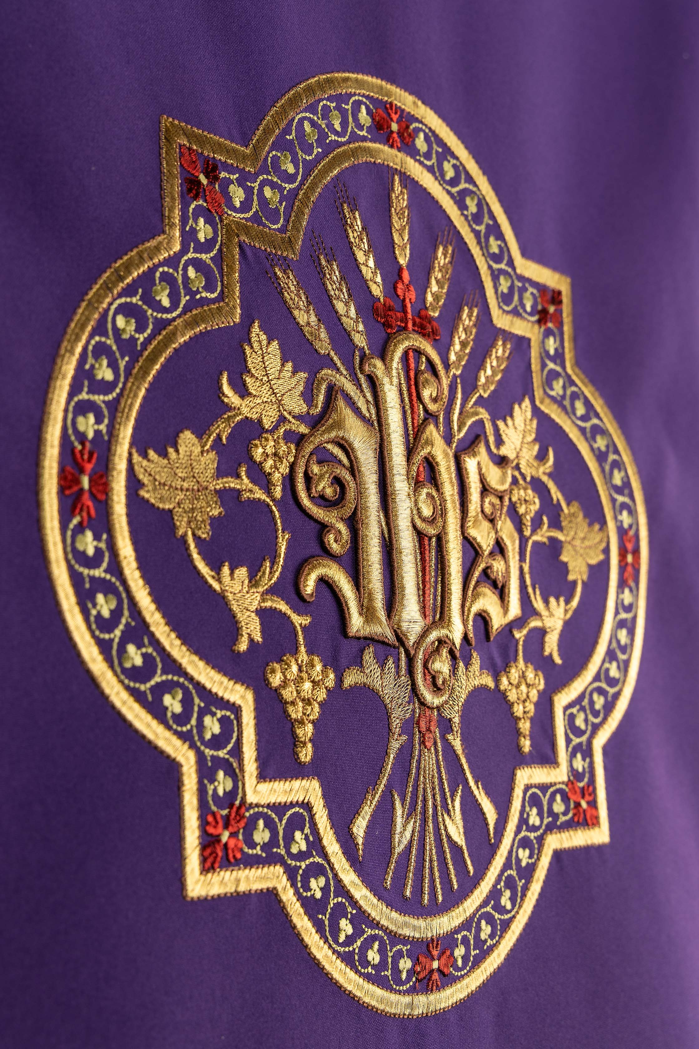 Pano de ambão roxo com bordado dourado e JHS