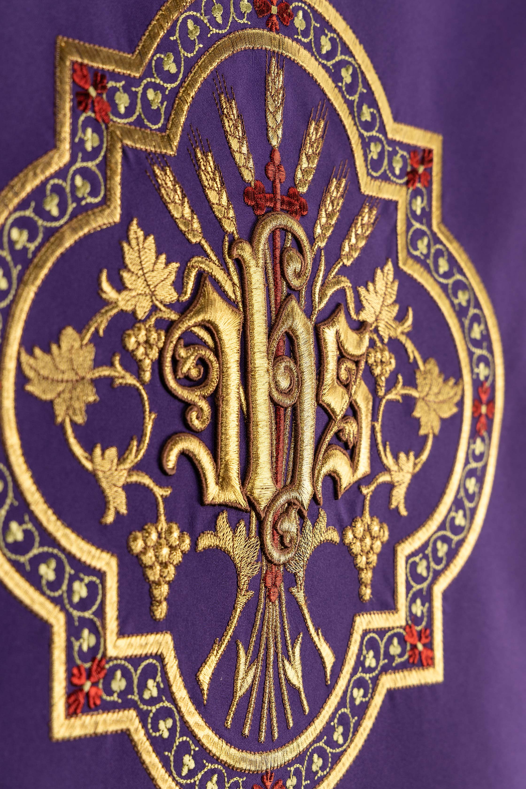 Pano de ambão roxo com bordado dourado e JHS