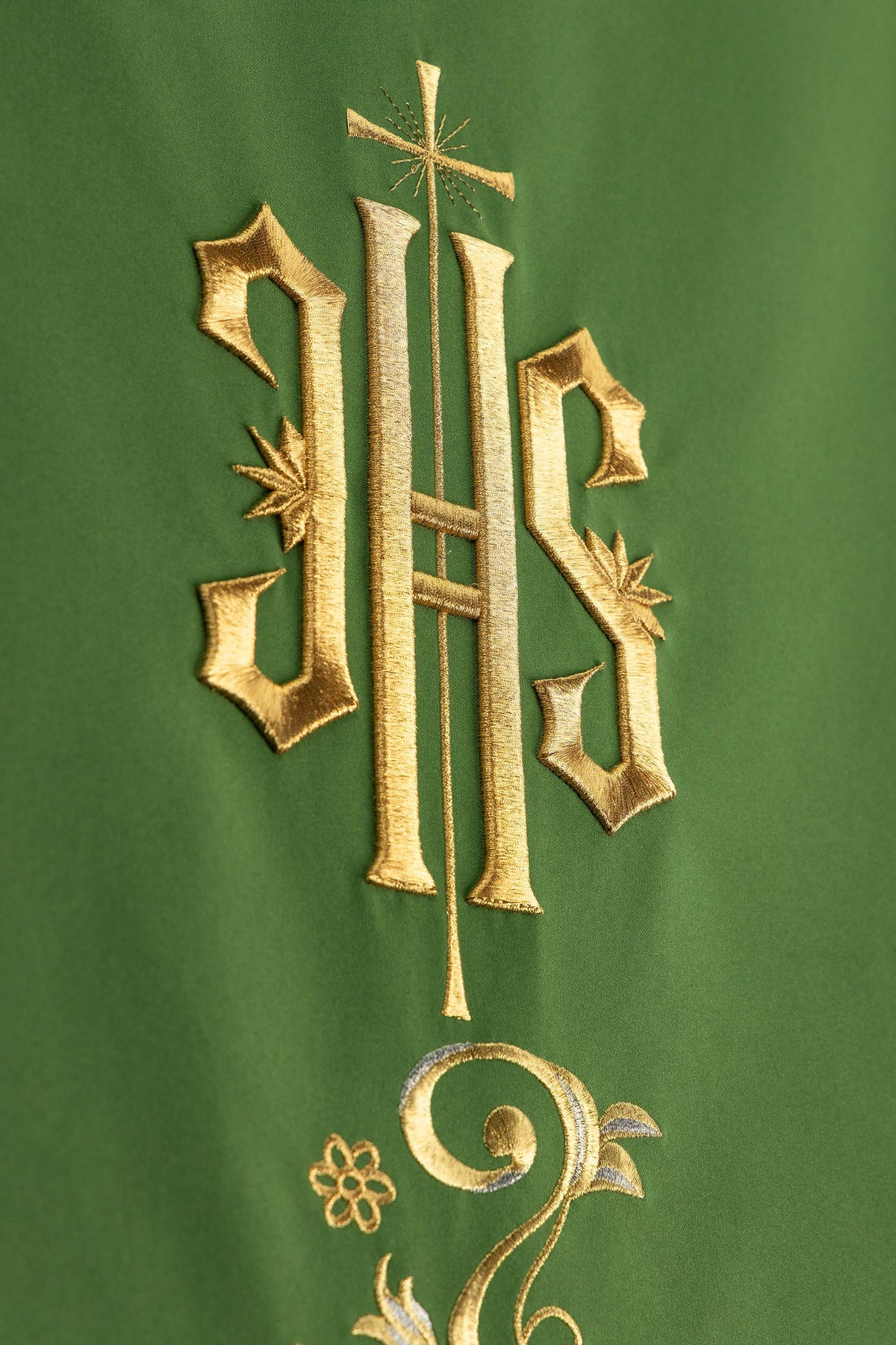 Pano de ambão verde bordado com o motivo IHS