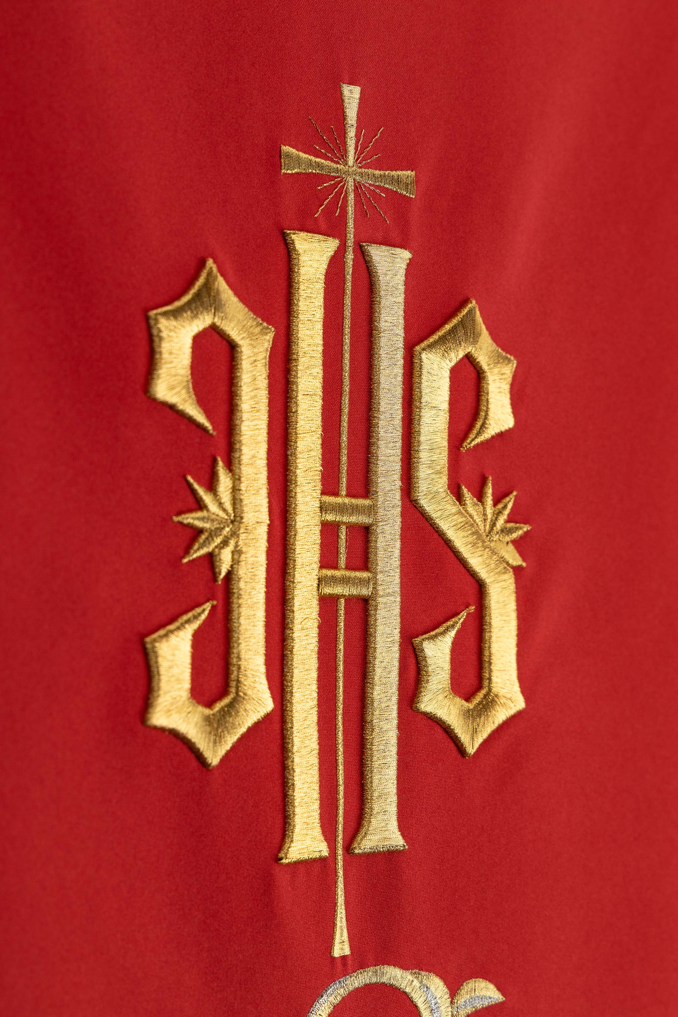 Pano de ambão vermelho bordado com motivo IHS