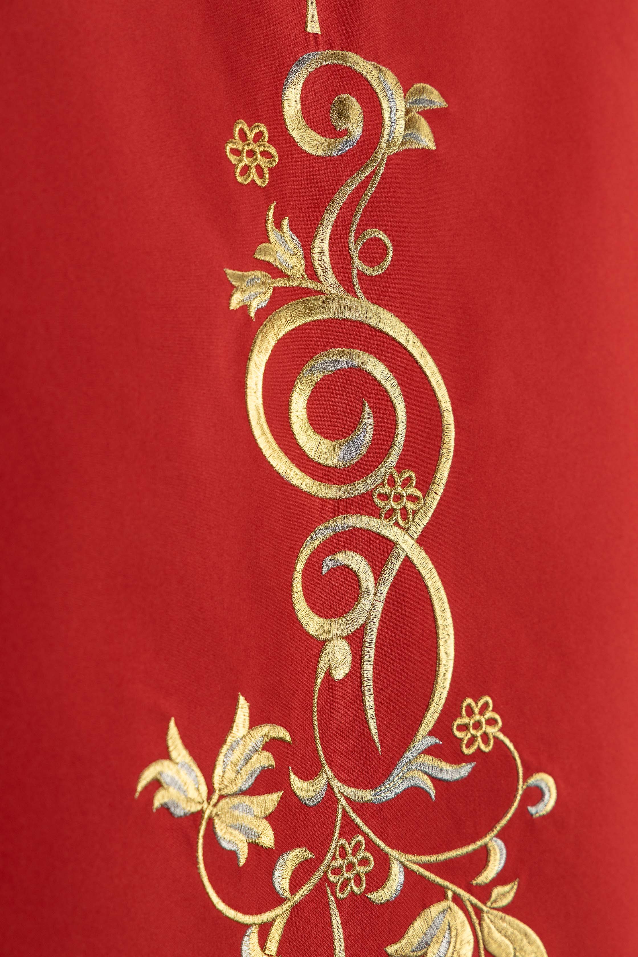 Pano de ambão vermelho bordado com motivo IHS